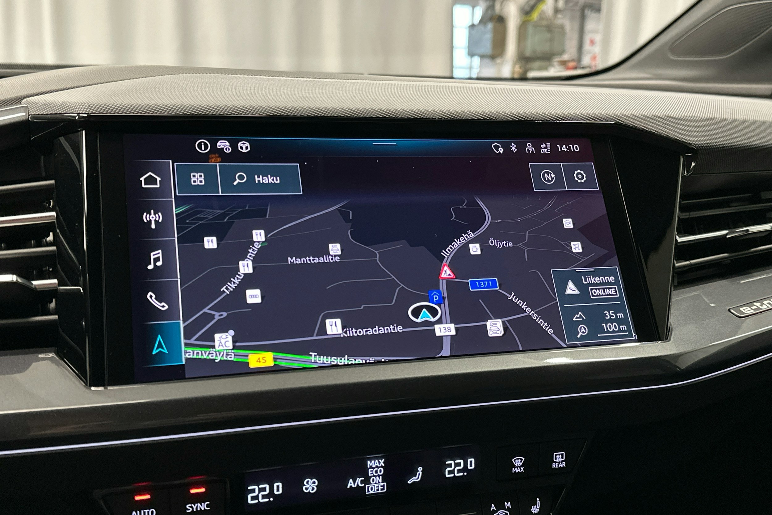 musta Audi Q4 e-tron 2024 kuva 13.