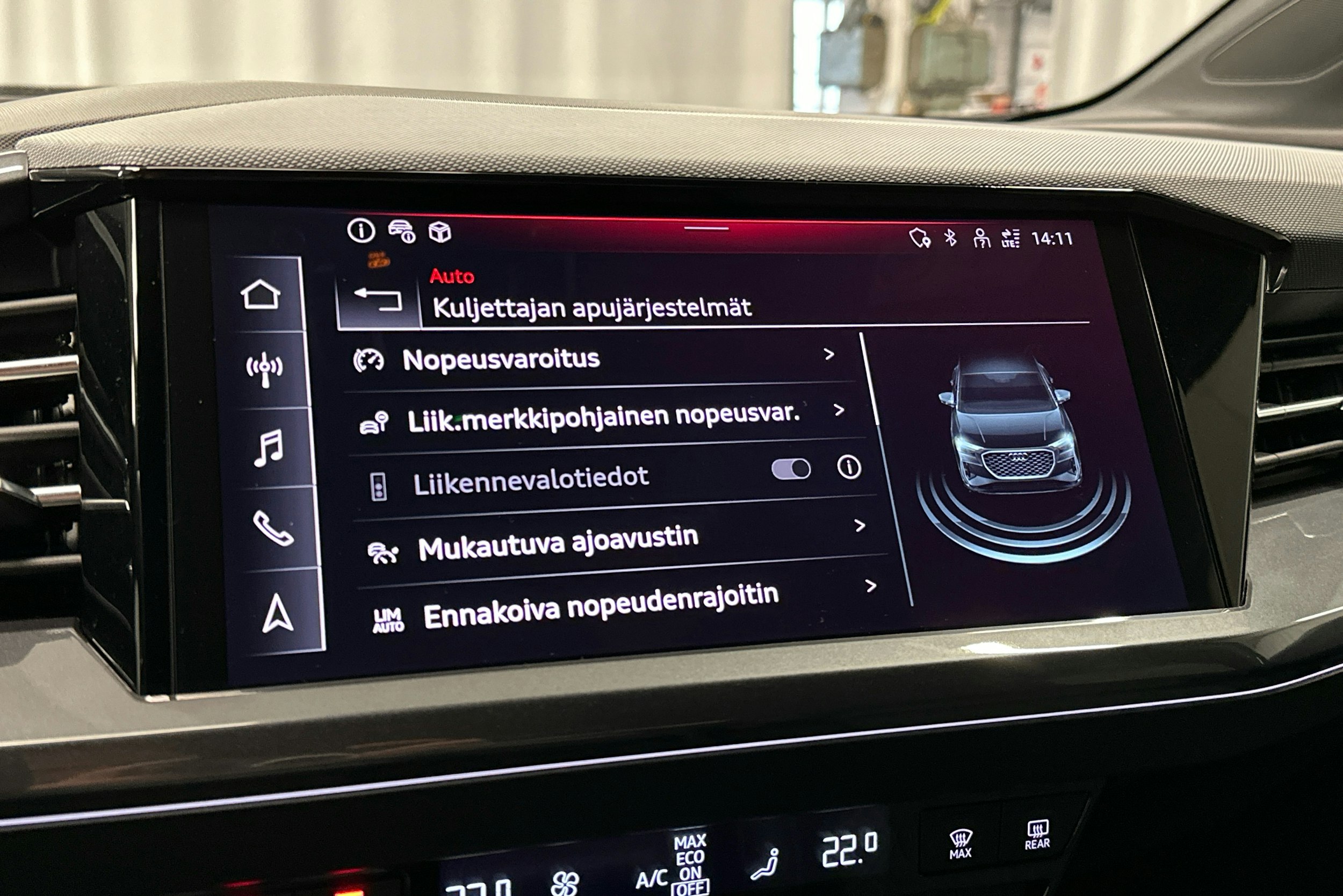 musta Audi Q4 e-tron 2024 kuva 18.