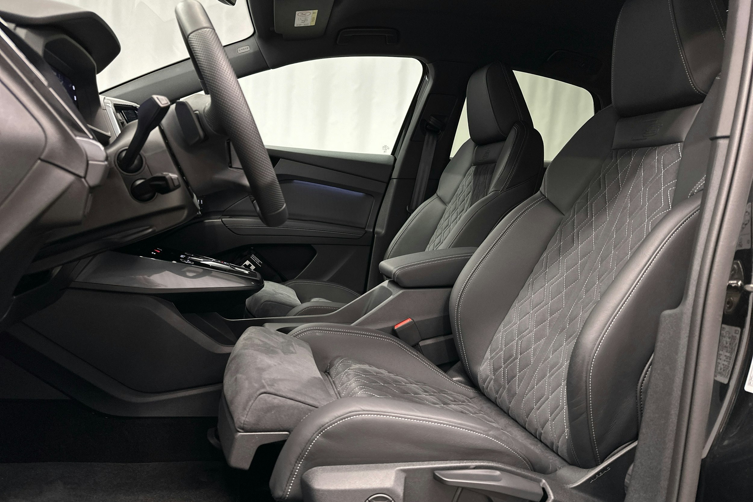 musta Audi Q4 e-tron 2024 kuva 23.