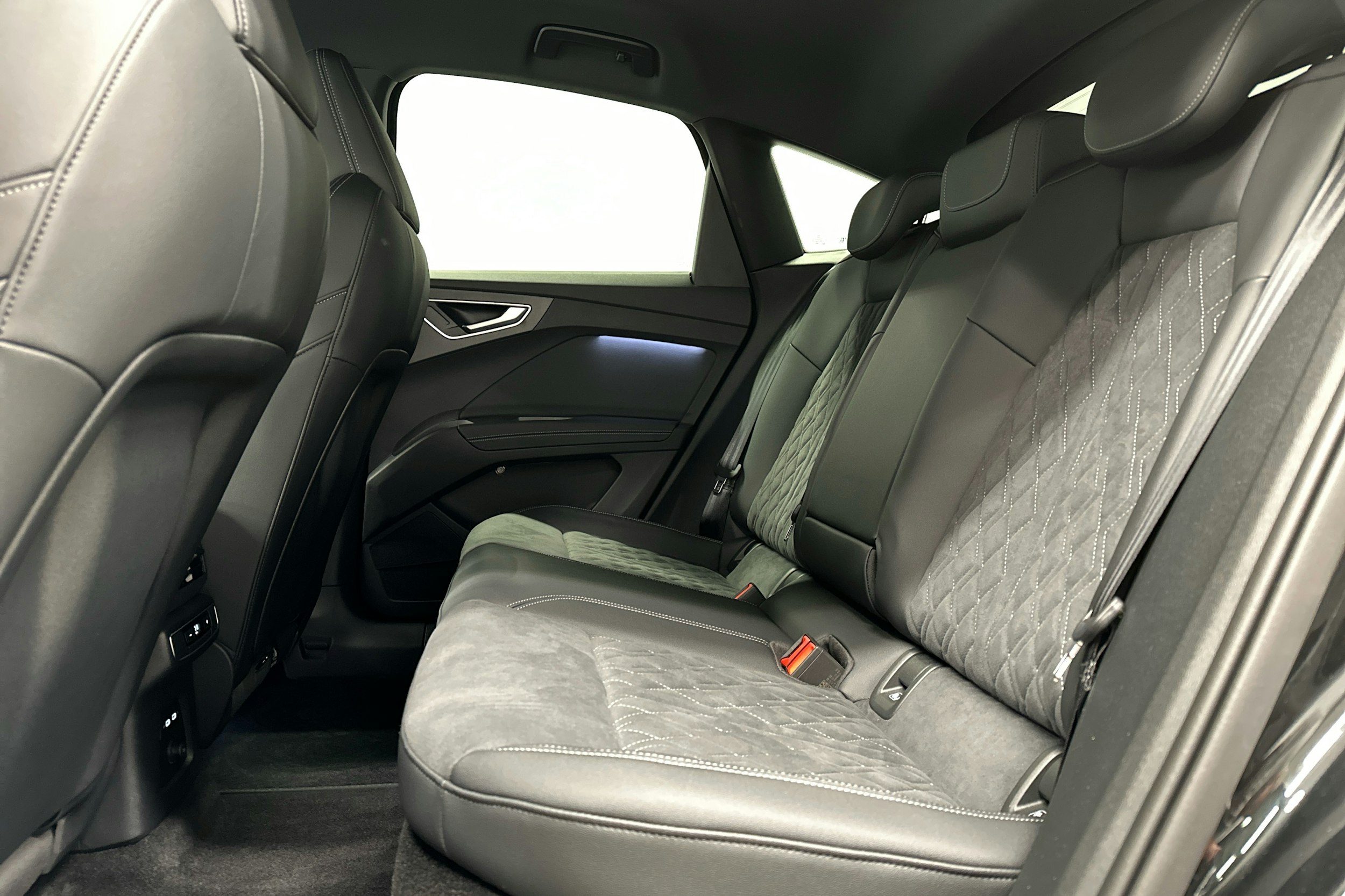 musta Audi Q4 e-tron 2024 kuva 24.