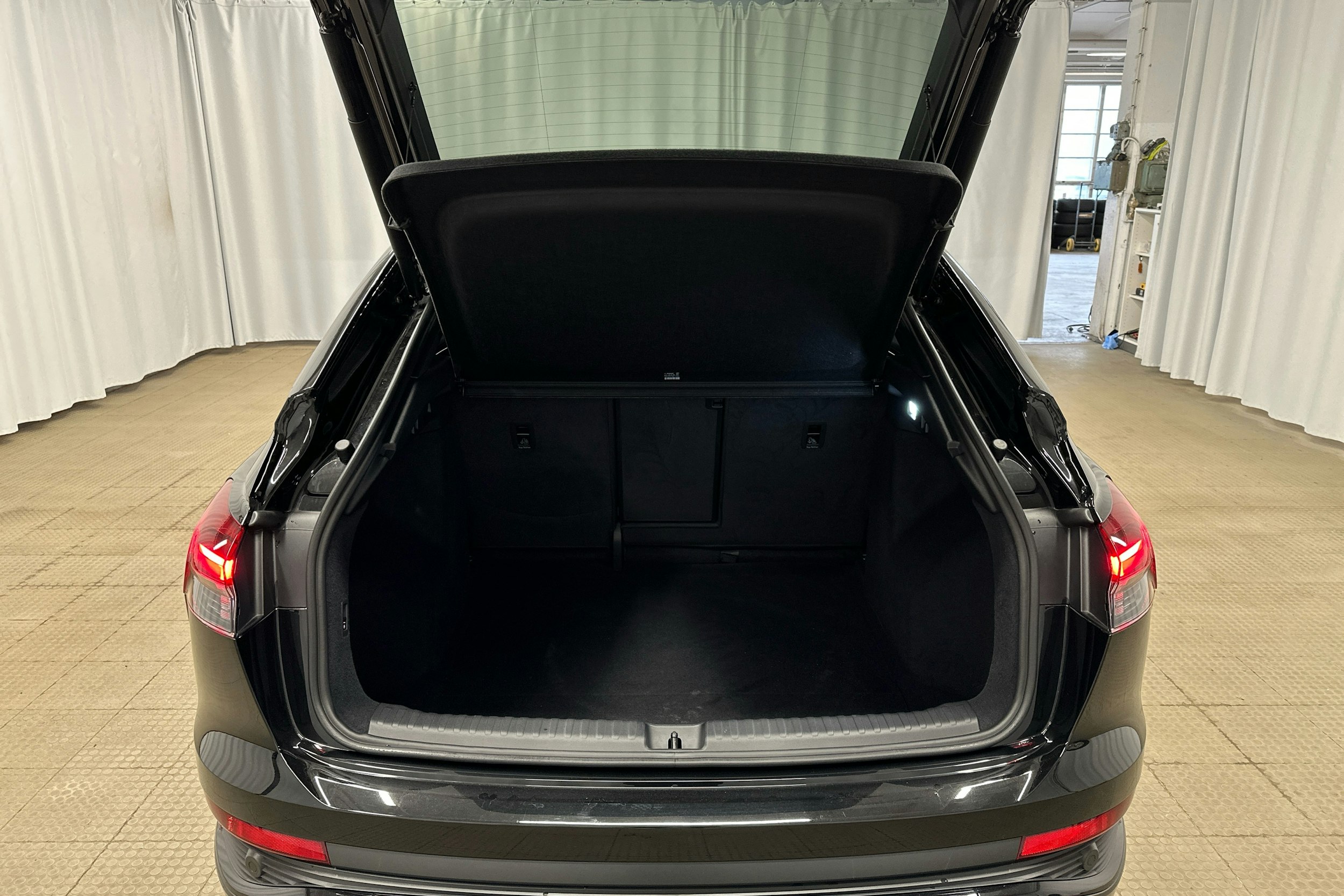 musta Audi Q4 e-tron 2024 kuva 26.