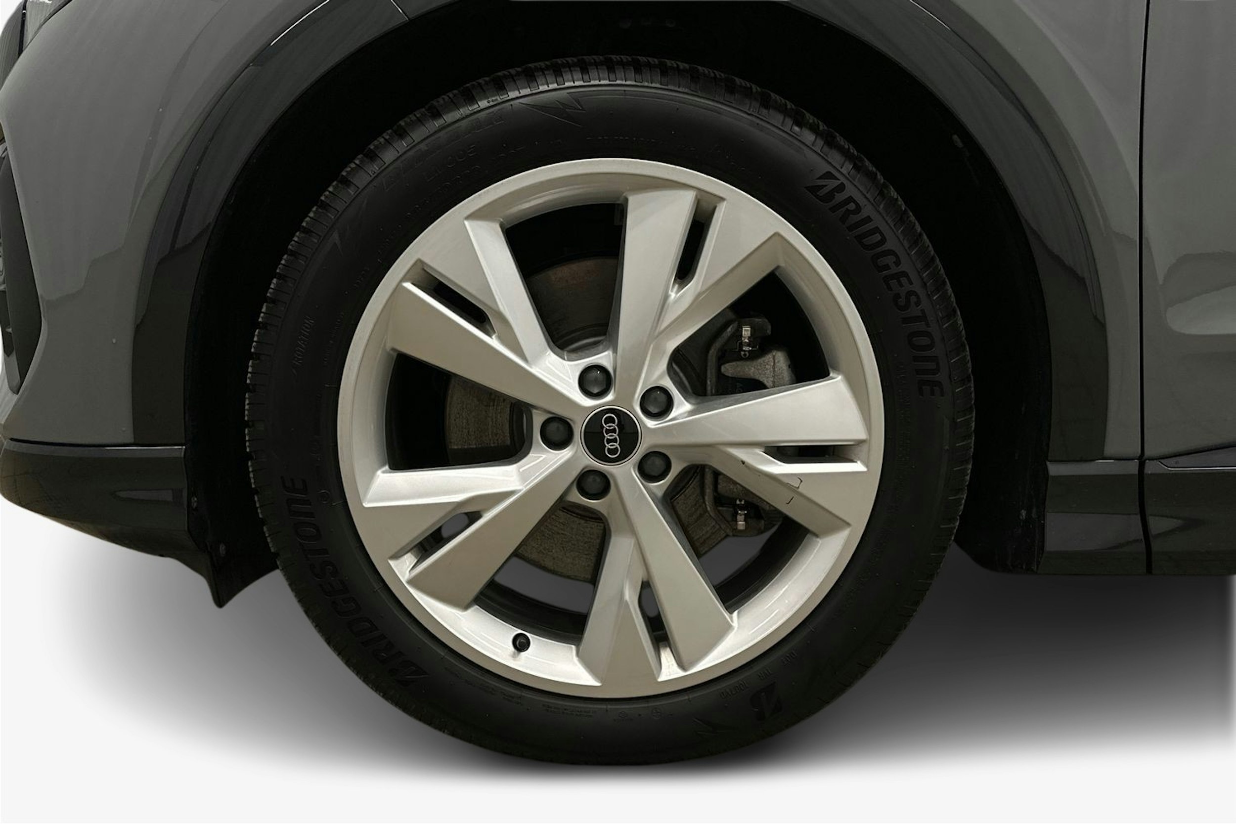 harmaa Audi Q4 e-tron 2024 kuva 11.