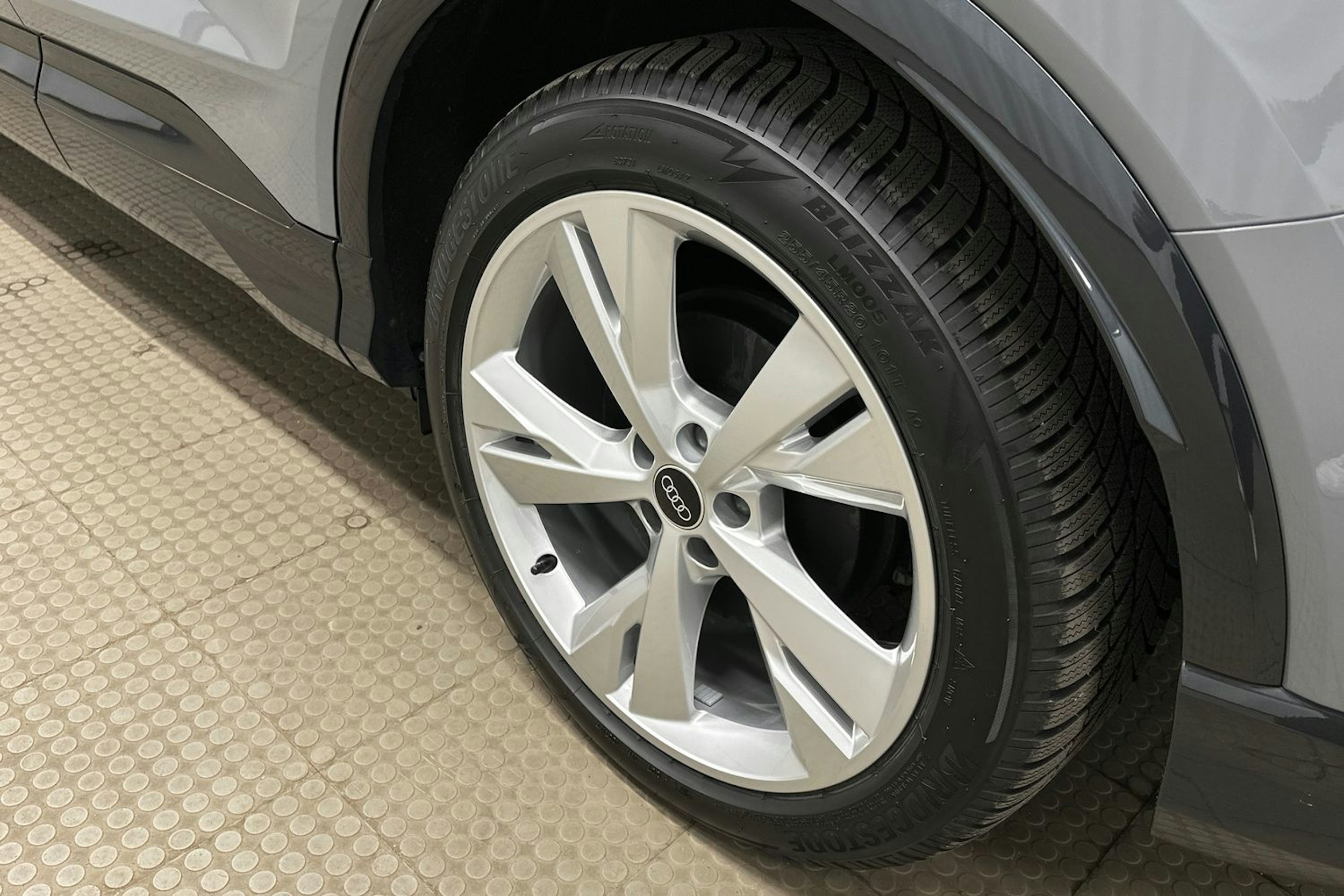 harmaa Audi Q4 e-tron 2024 kuva 13.