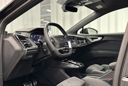 musta Audi Q4 e-tron 2024 kuva 6.