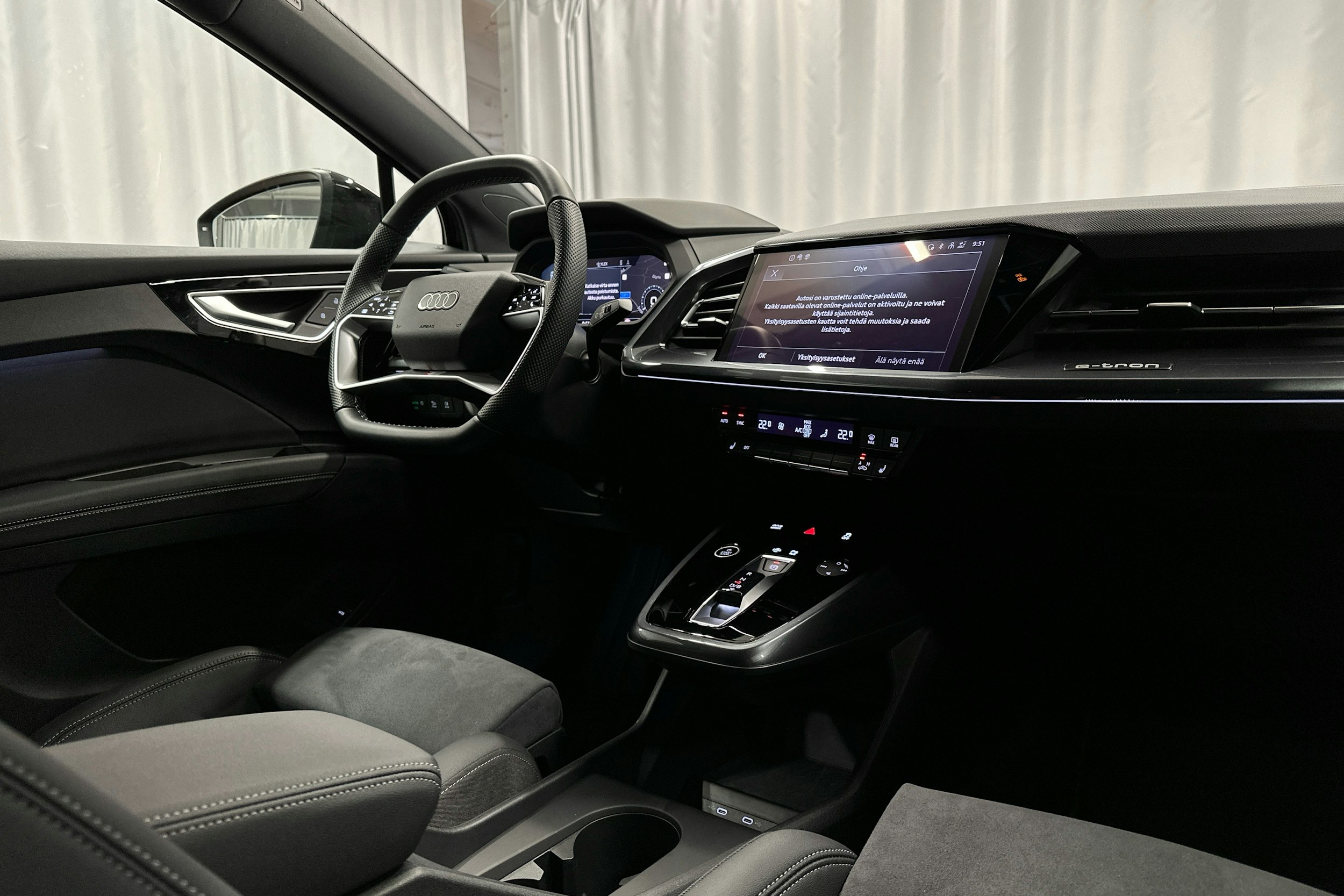 musta Audi Q4 e-tron 2024 kuva 7.