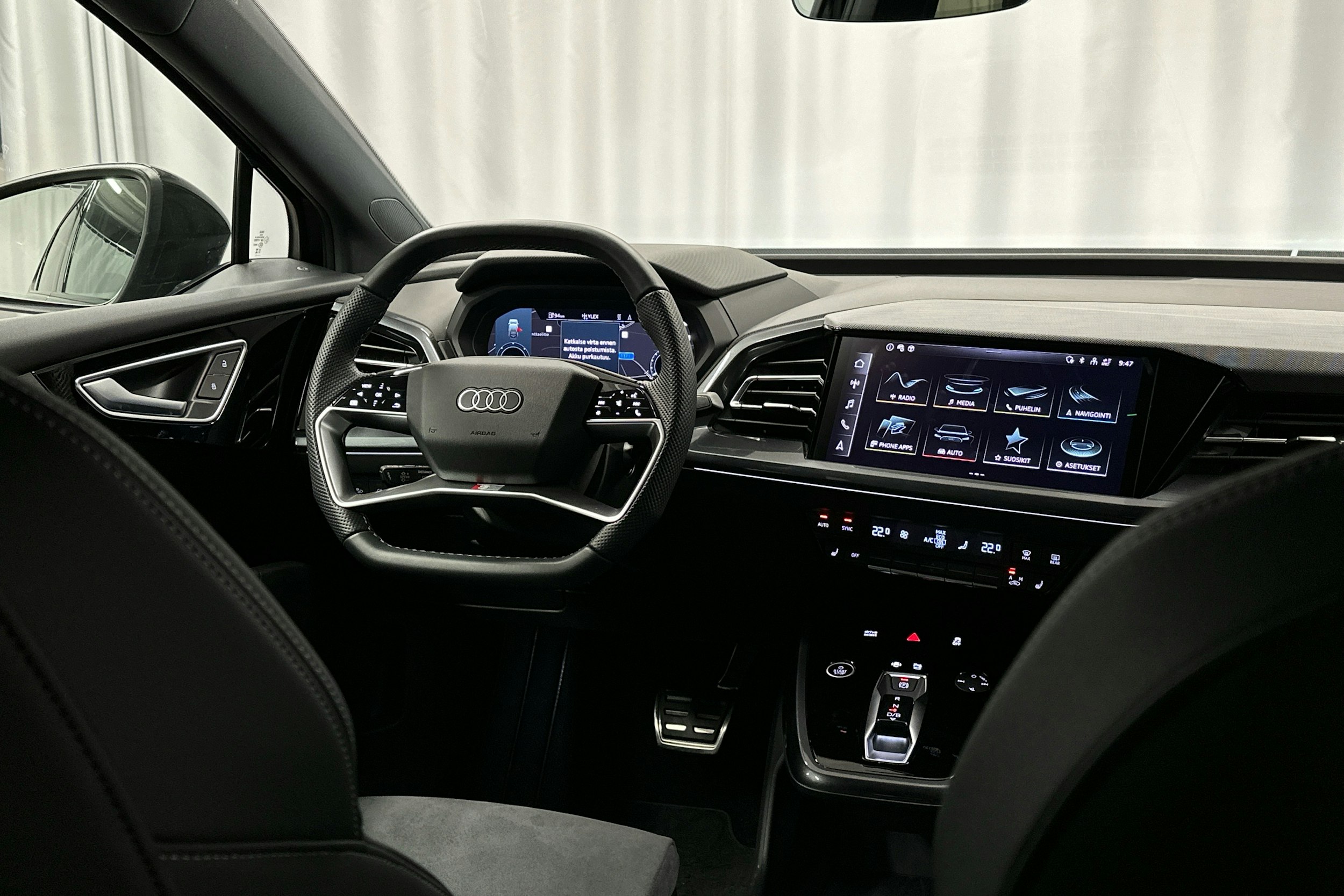 musta Audi Q4 e-tron 2024 kuva 8.