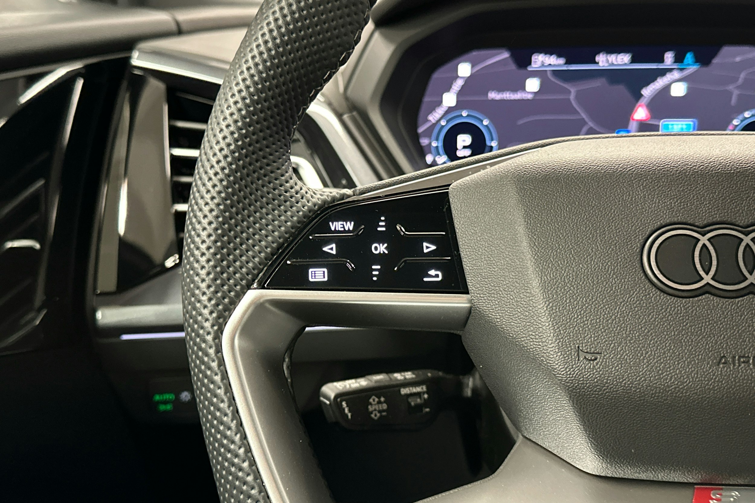 musta Audi Q4 e-tron 2024 kuva 9.
