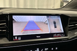 musta Audi Q4 e-tron 2024 kuva 13.