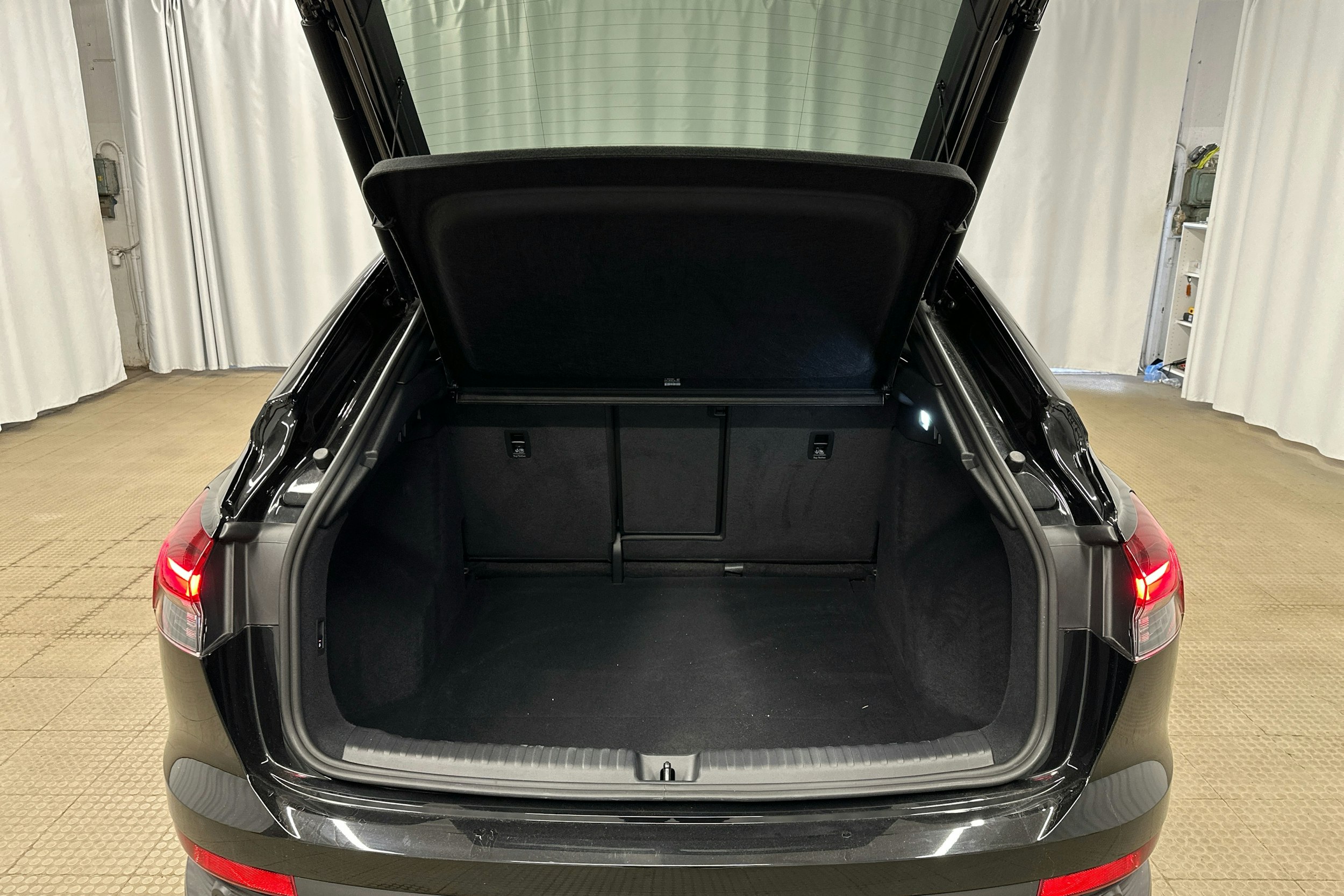 musta Audi Q4 e-tron 2024 kuva 25.