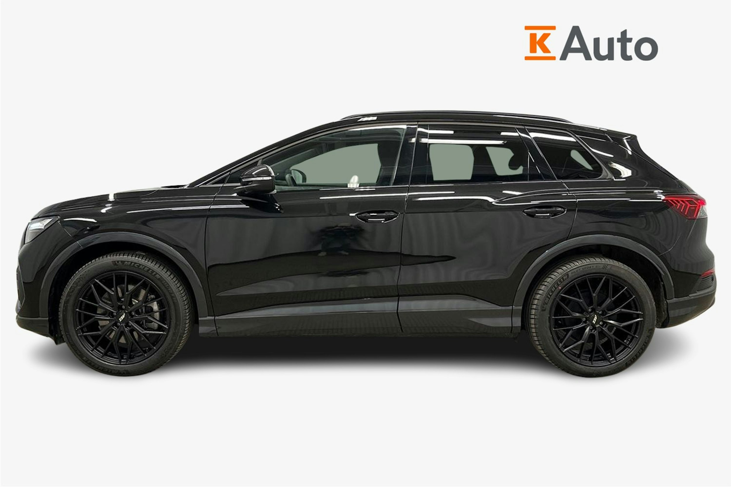 musta Audi Q4 e-tron 2024 kuva 5.