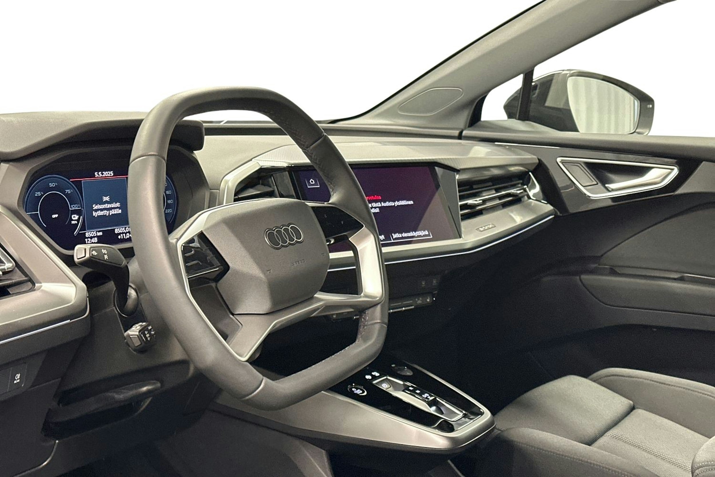musta Audi Q4 e-tron 2024 kuva 6.