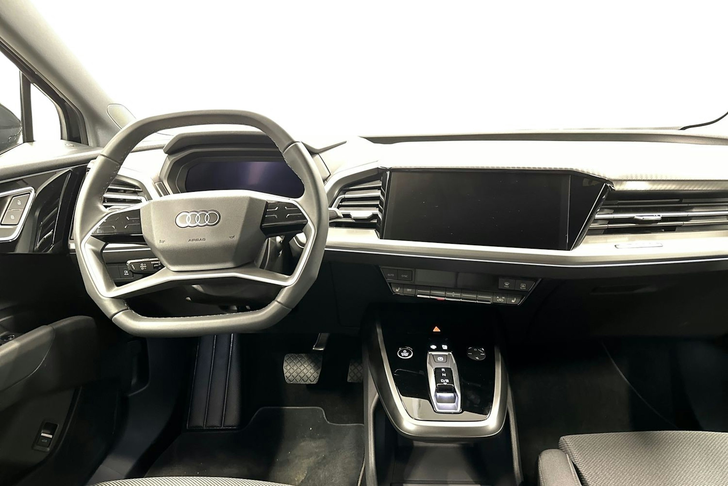musta Audi Q4 e-tron 2024 kuva 7.