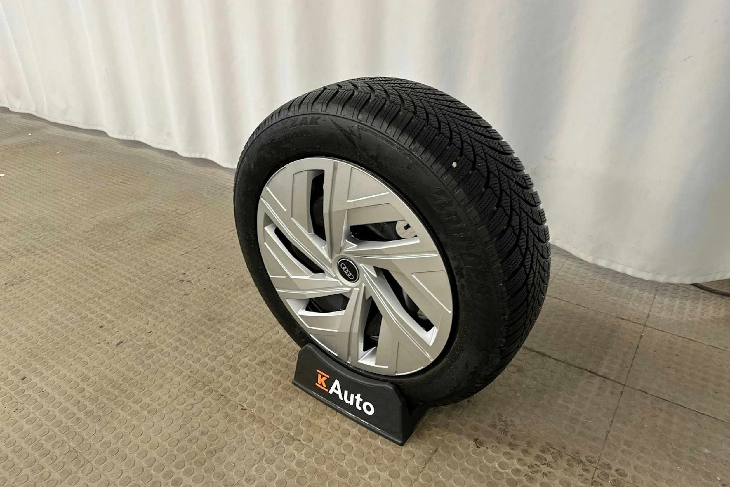 musta Audi Q4 e-tron 2024 kuva 10.