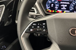 musta Audi Q4 e-tron 2024 kuva 11.