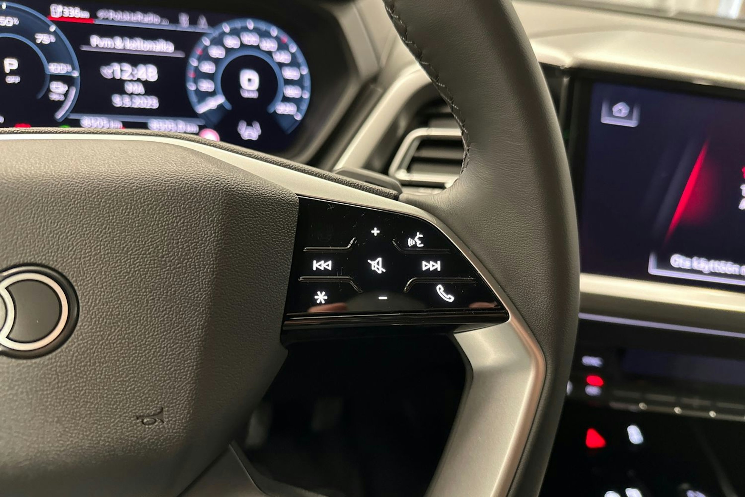 musta Audi Q4 e-tron 2024 kuva 12.