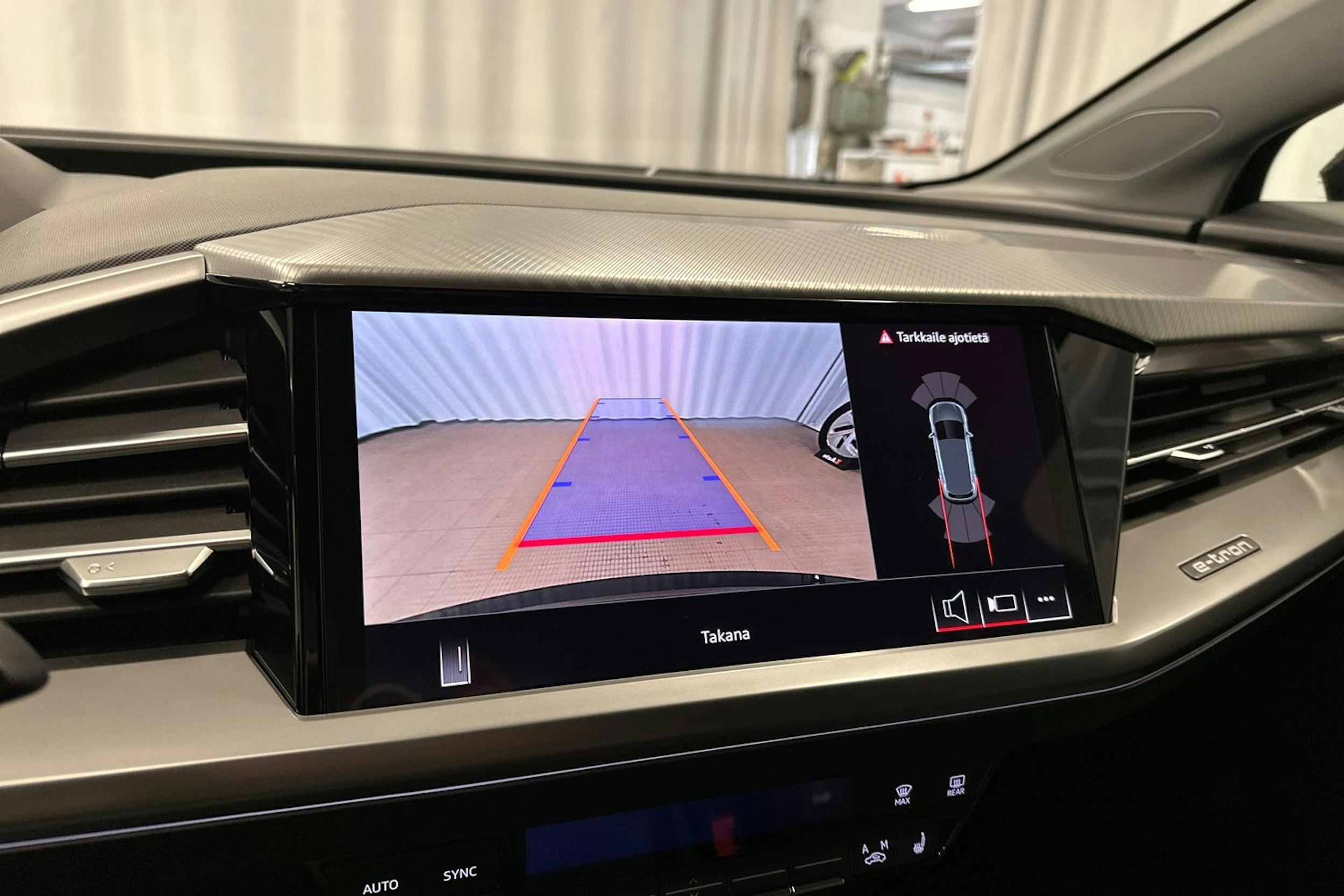 musta Audi Q4 e-tron 2024 kuva 16.