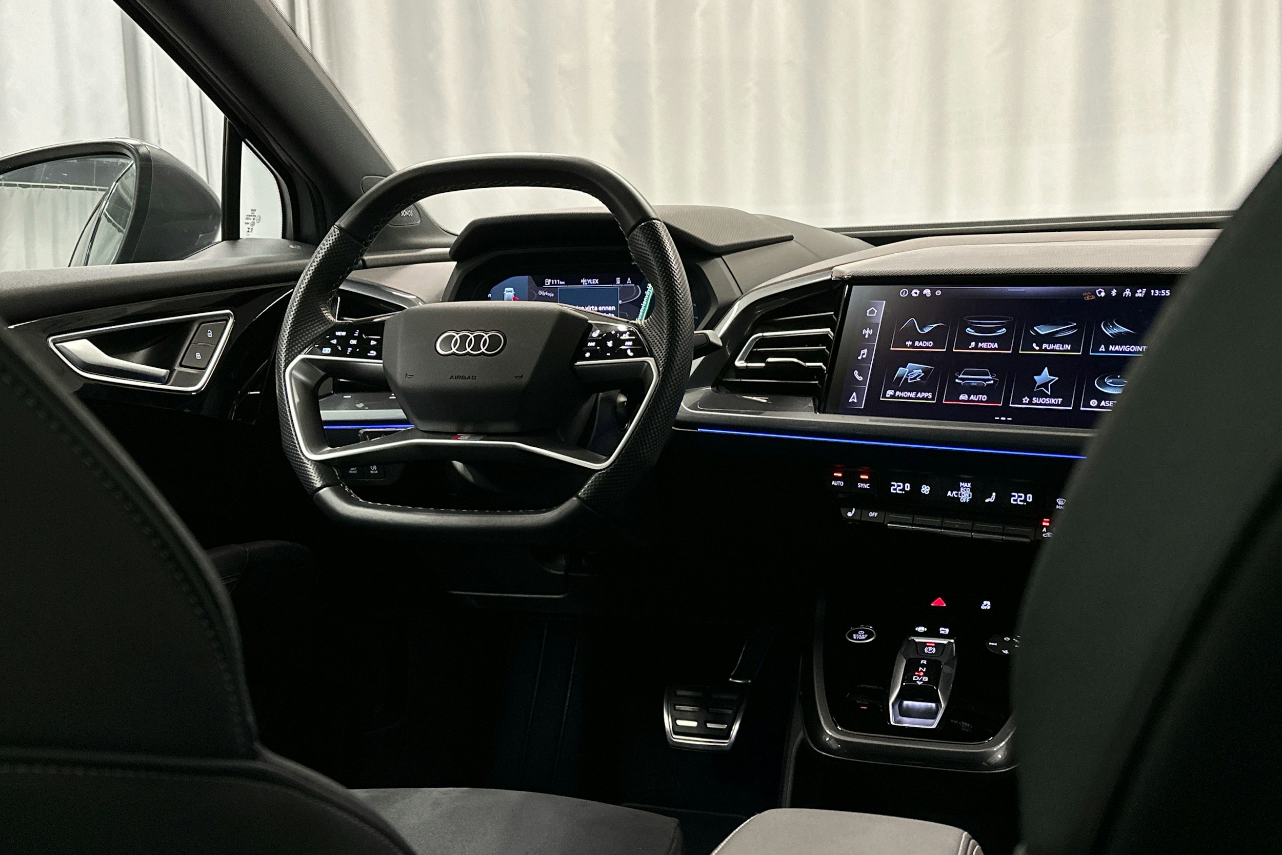 harmaa Audi Q4 e-tron 2024 kuva 6.