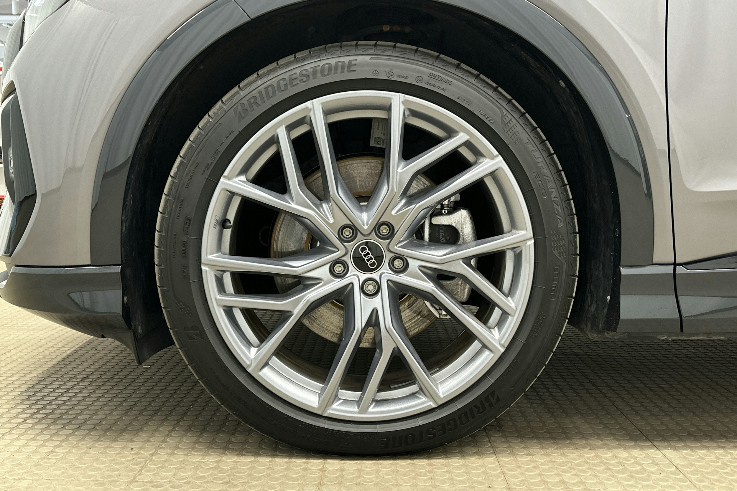 harmaa Audi Q4 e-tron 2024 kuva 9.