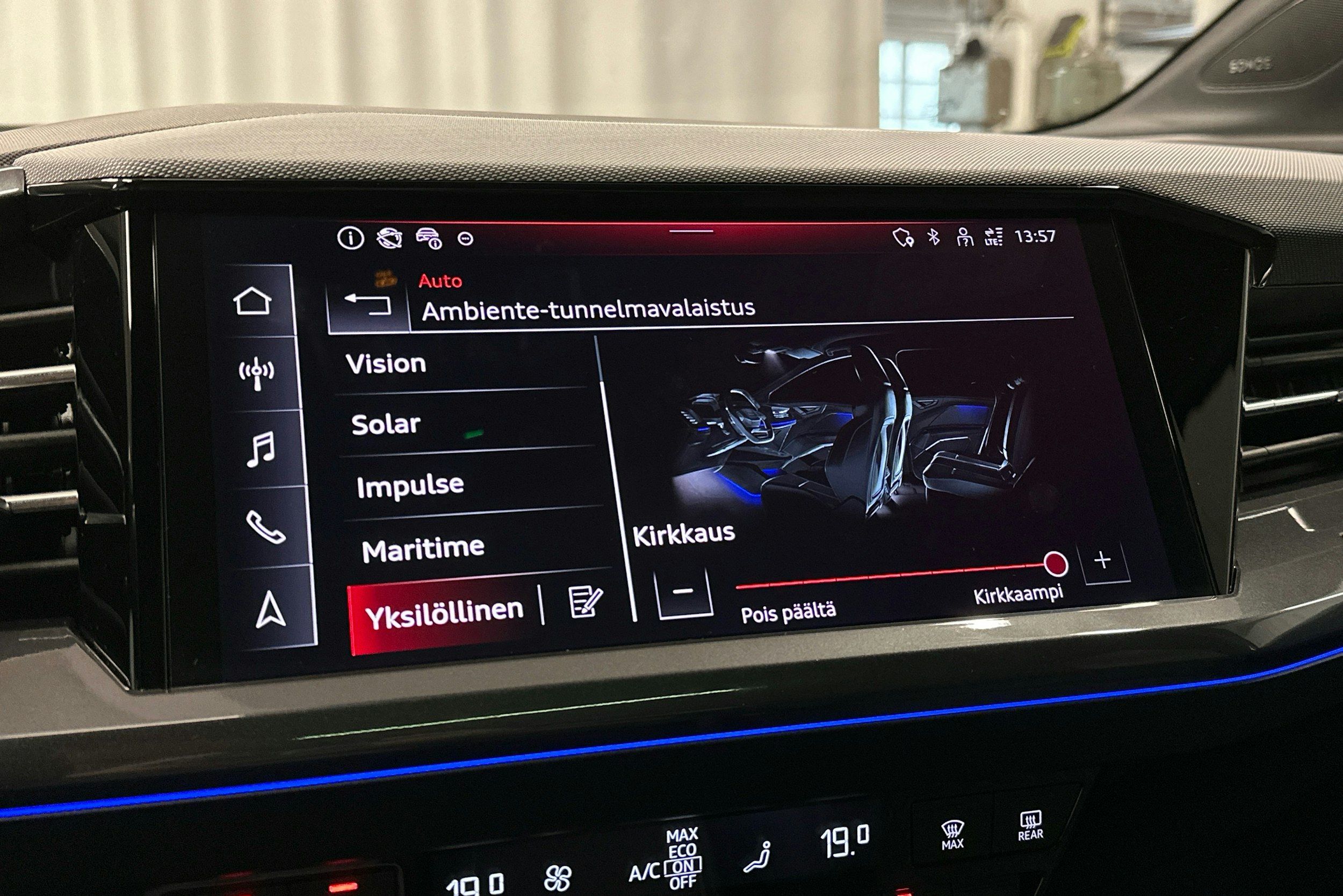 harmaa Audi Q4 e-tron 2024 kuva 18.