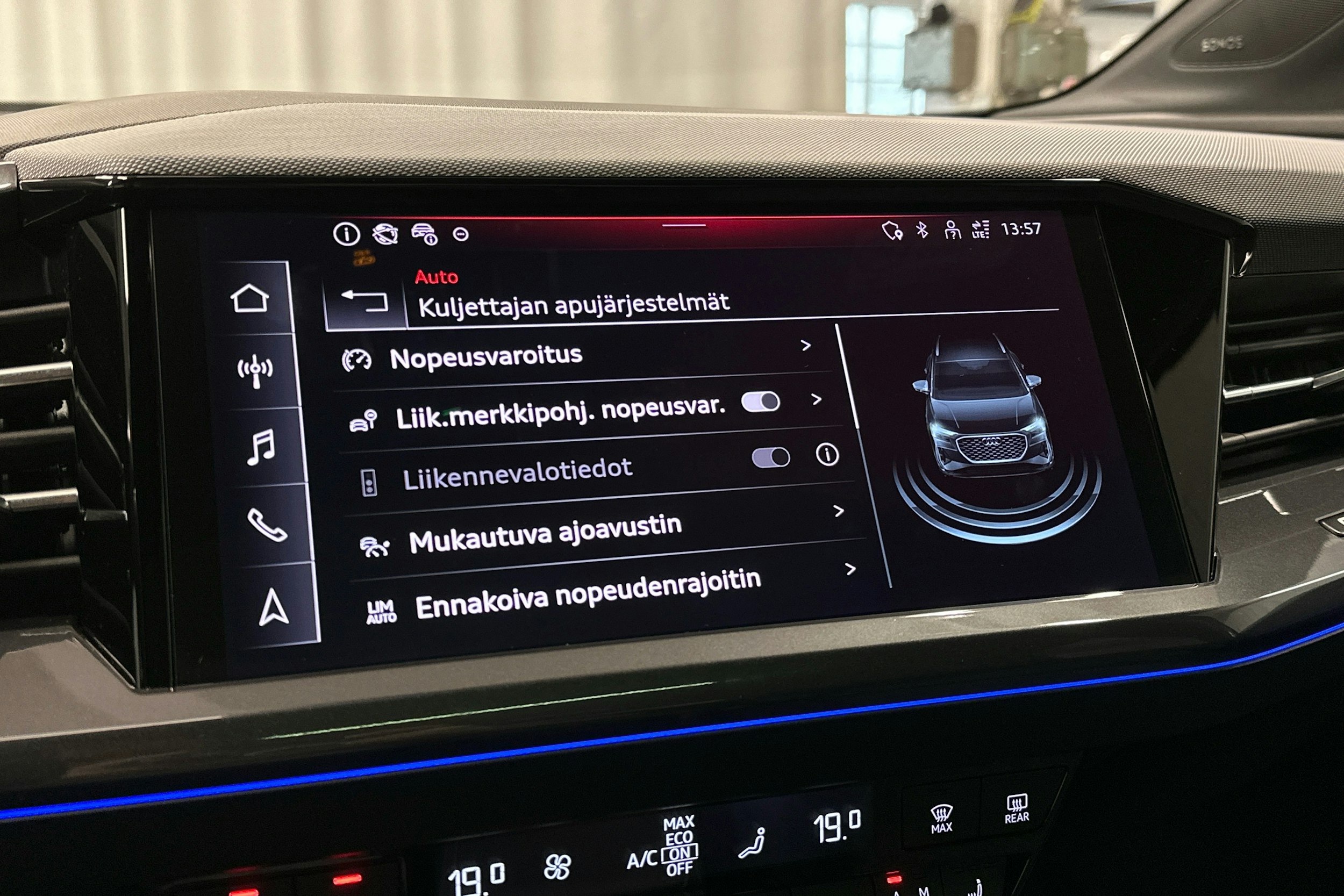 harmaa Audi Q4 e-tron 2024 kuva 19.