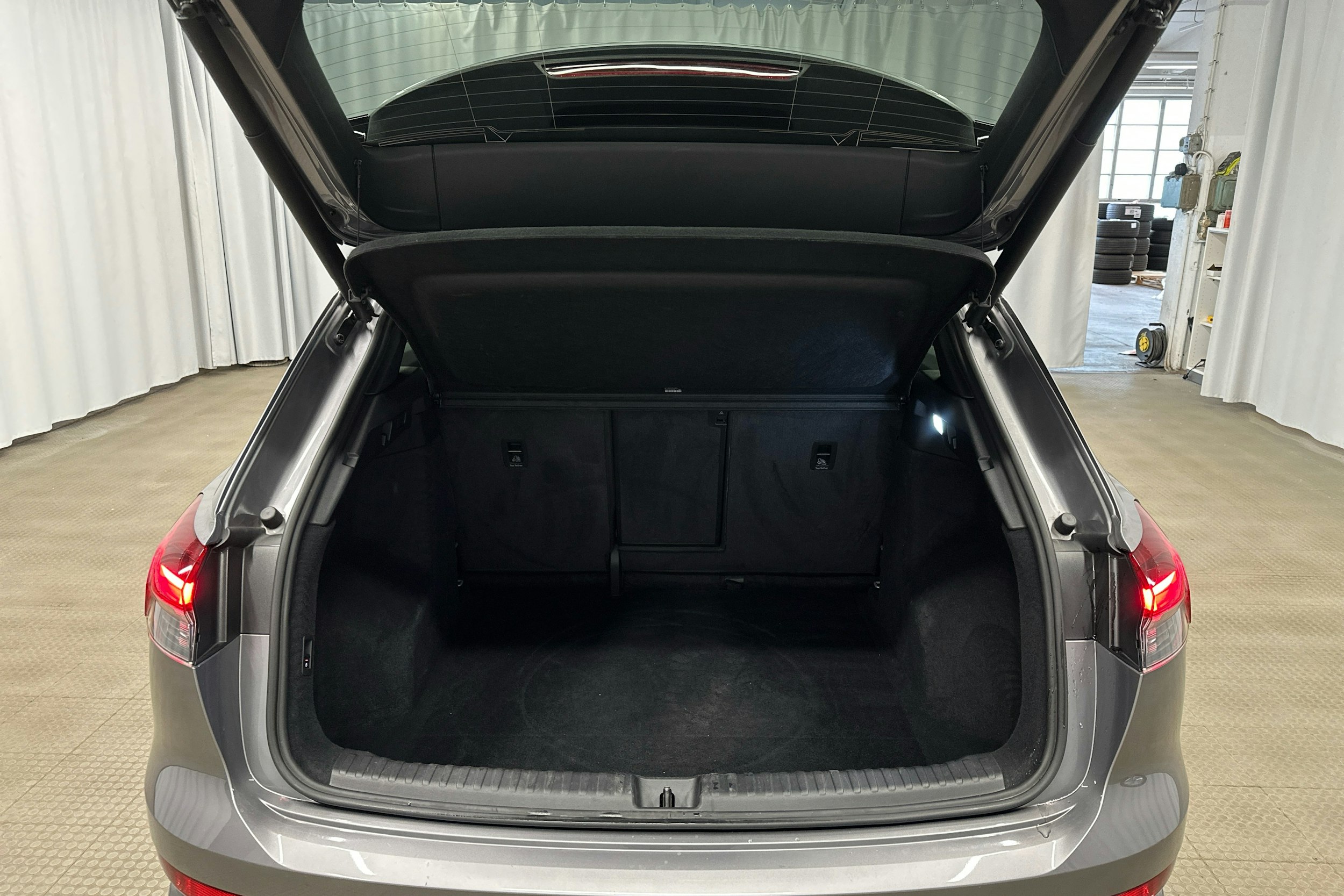 harmaa Audi Q4 e-tron 2024 kuva 28.