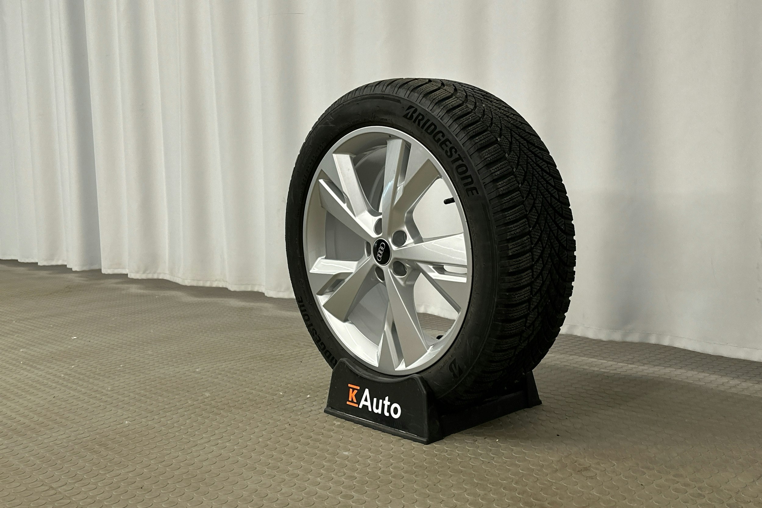 harmaa Audi Q4 e-tron 2024 kuva 31.