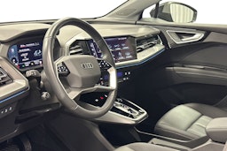 musta Audi Q4 e-tron 2024 kuva 7.