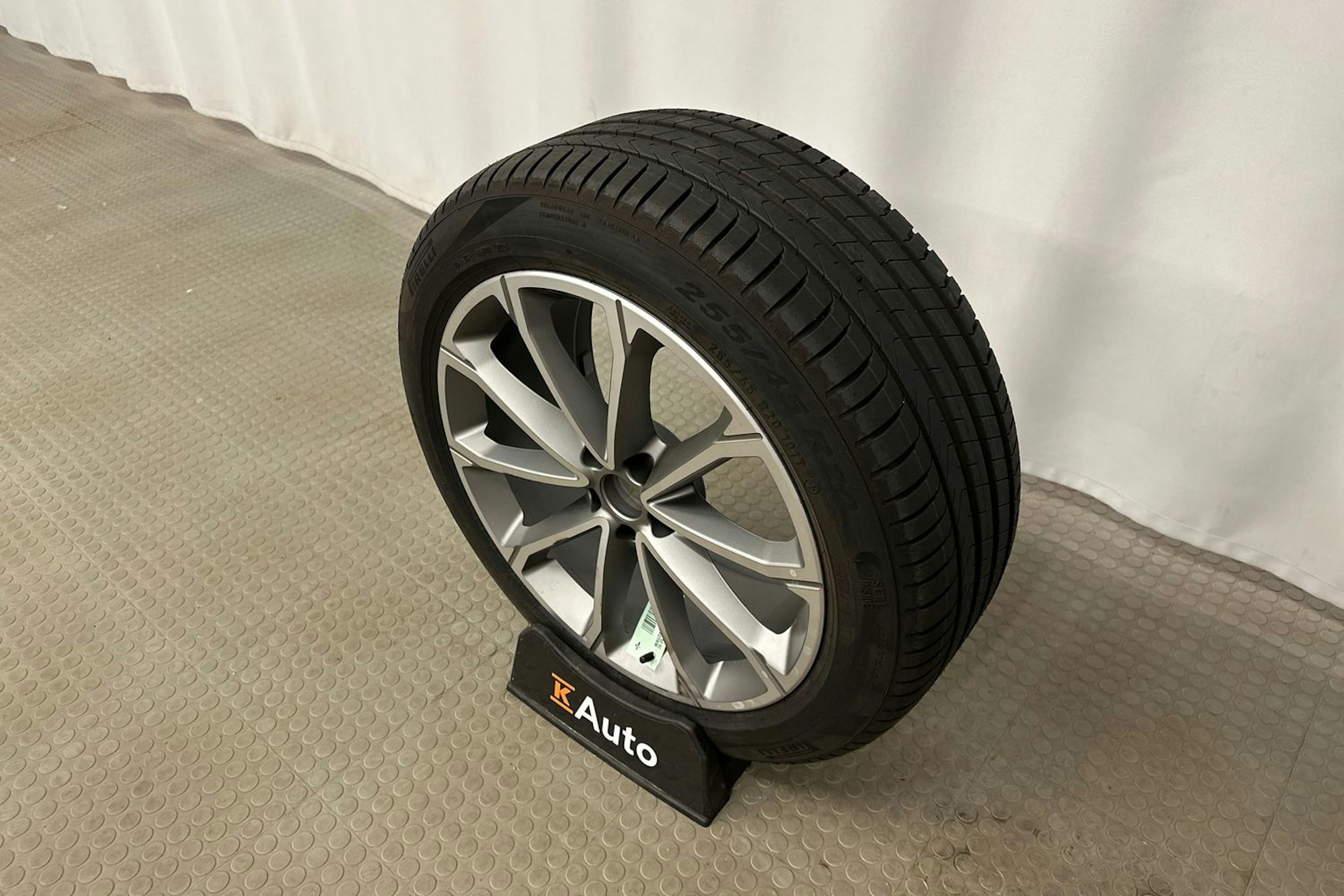 musta Audi Q4 e-tron 2024 kuva 12.