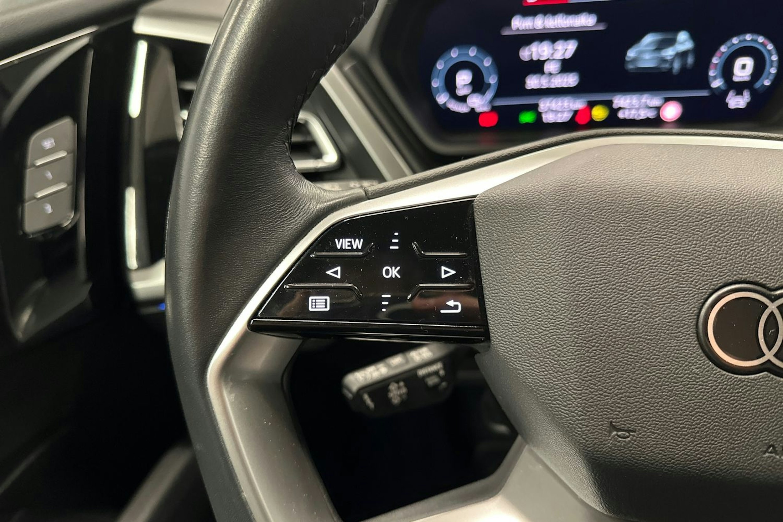 musta Audi Q4 e-tron 2024 kuva 13.