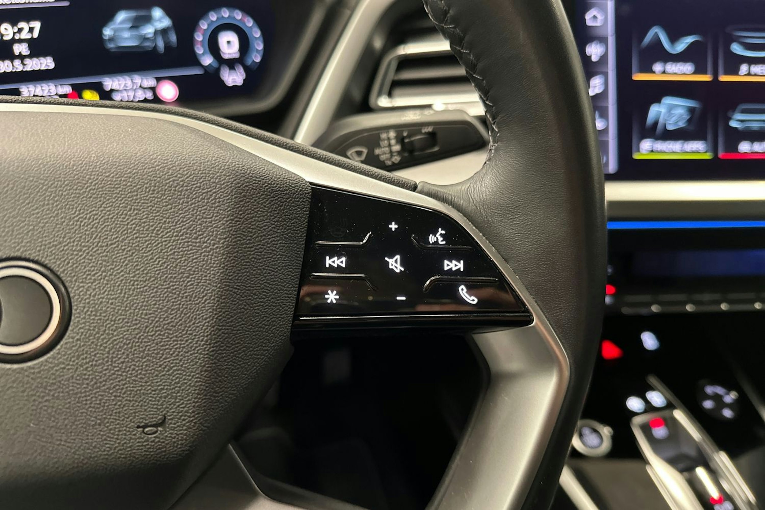 musta Audi Q4 e-tron 2024 kuva 14.