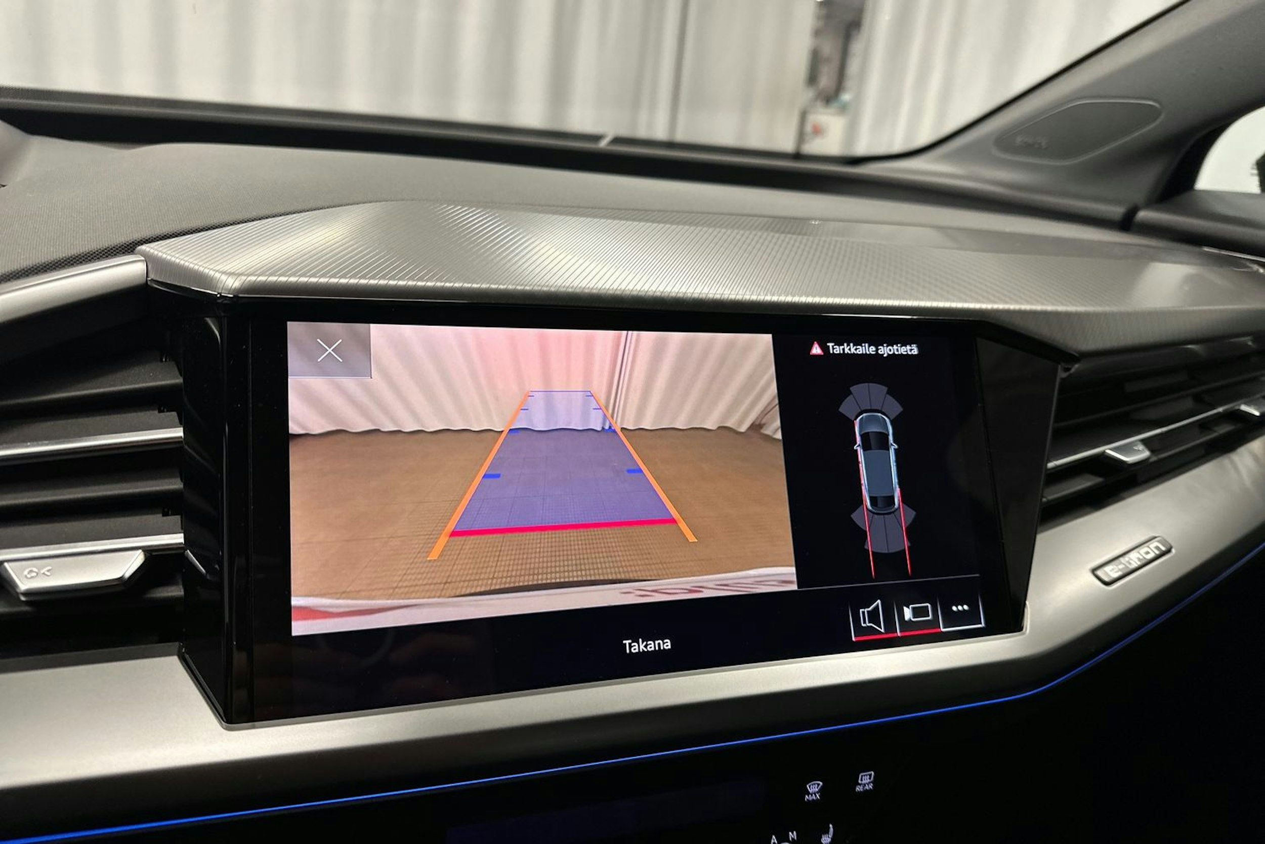 musta Audi Q4 e-tron 2024 kuva 18.