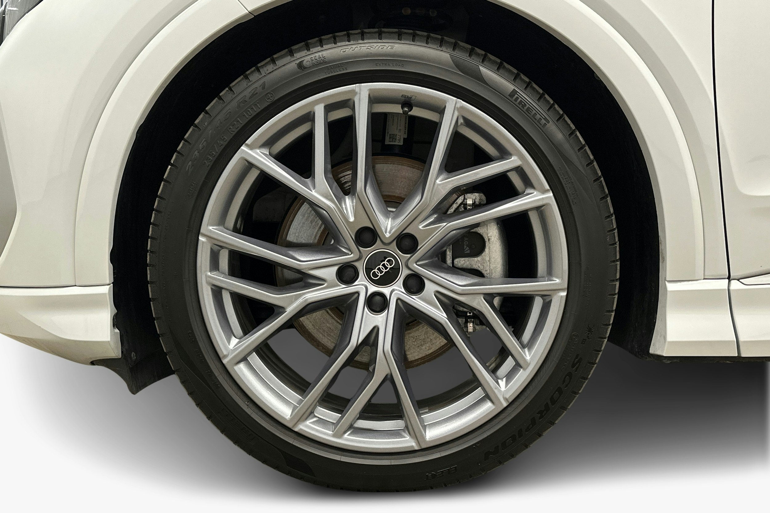valkoinen Audi Q4 e-tron 2024 kuva 11.
