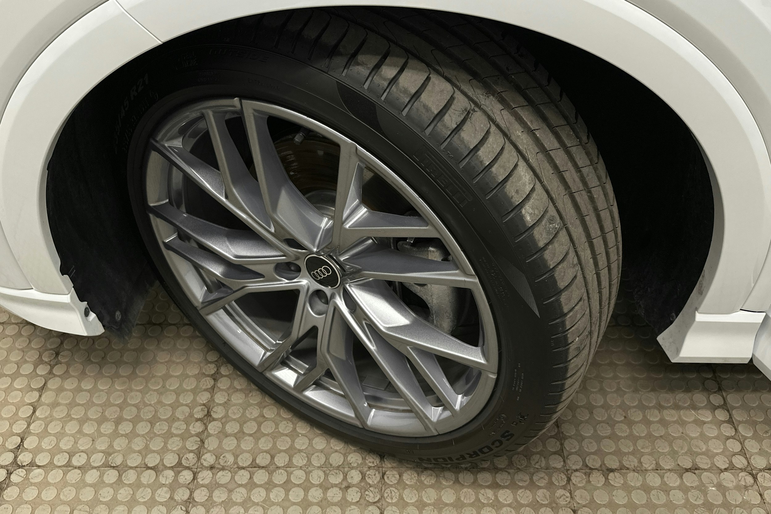 valkoinen Audi Q4 e-tron 2024 kuva 12.