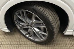 valkoinen Audi Q4 e-tron 2024 kuva 12.