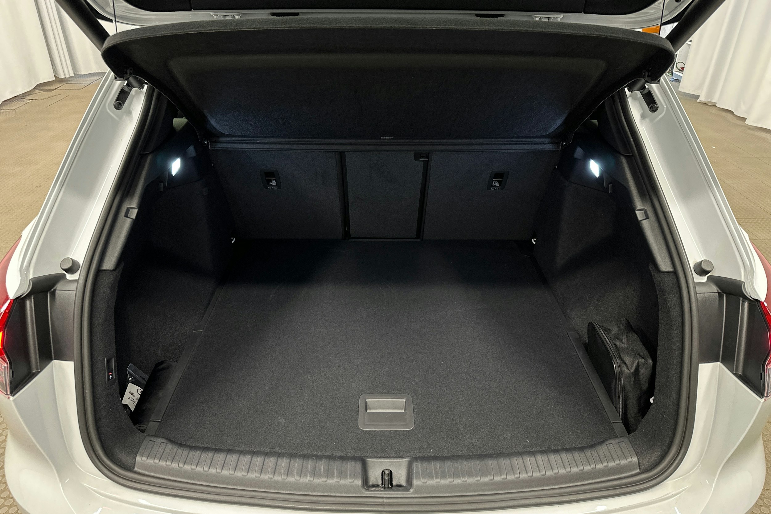 valkoinen Audi Q4 e-tron 2024 kuva 13.