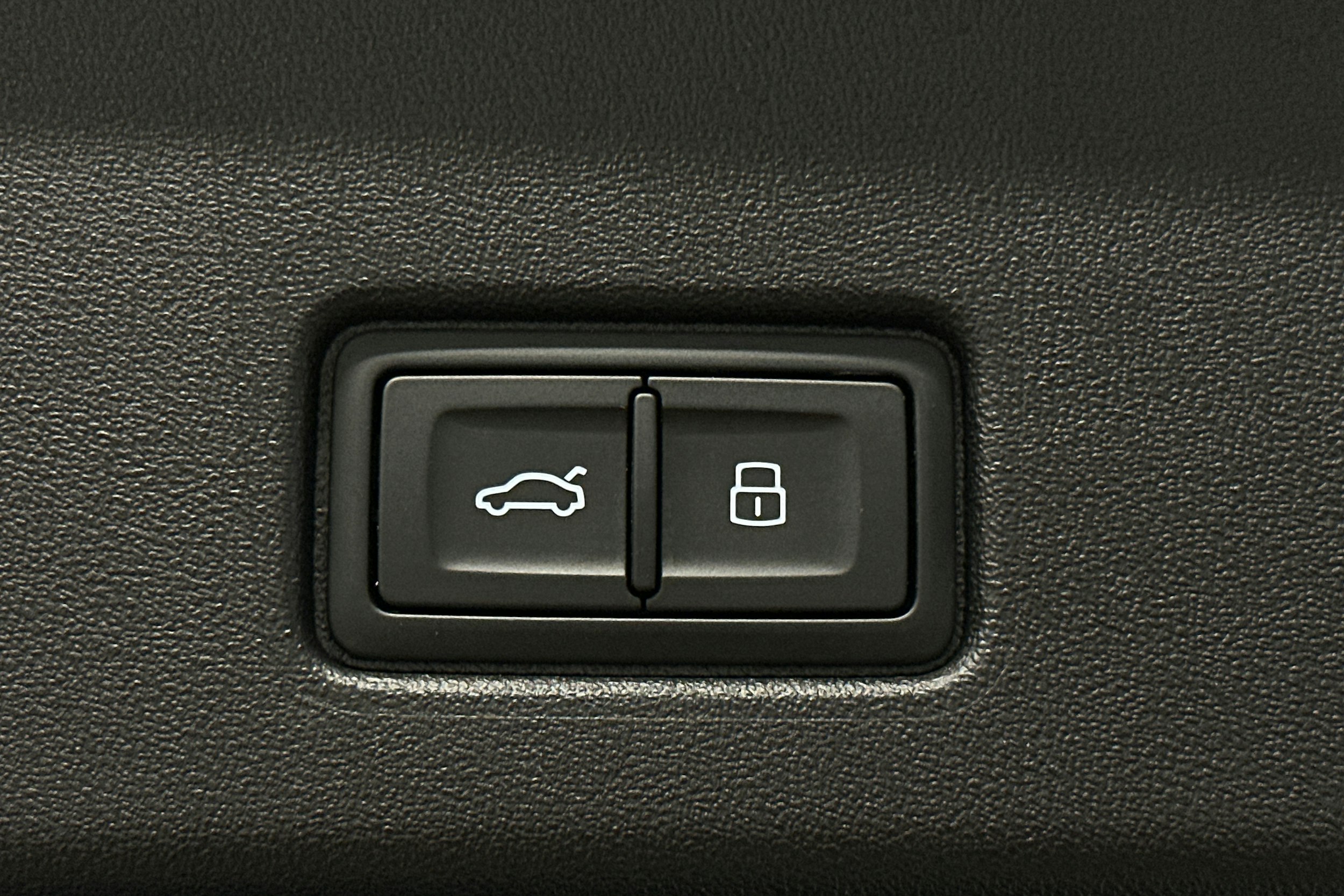 valkoinen Audi Q4 e-tron 2024 kuva 14.