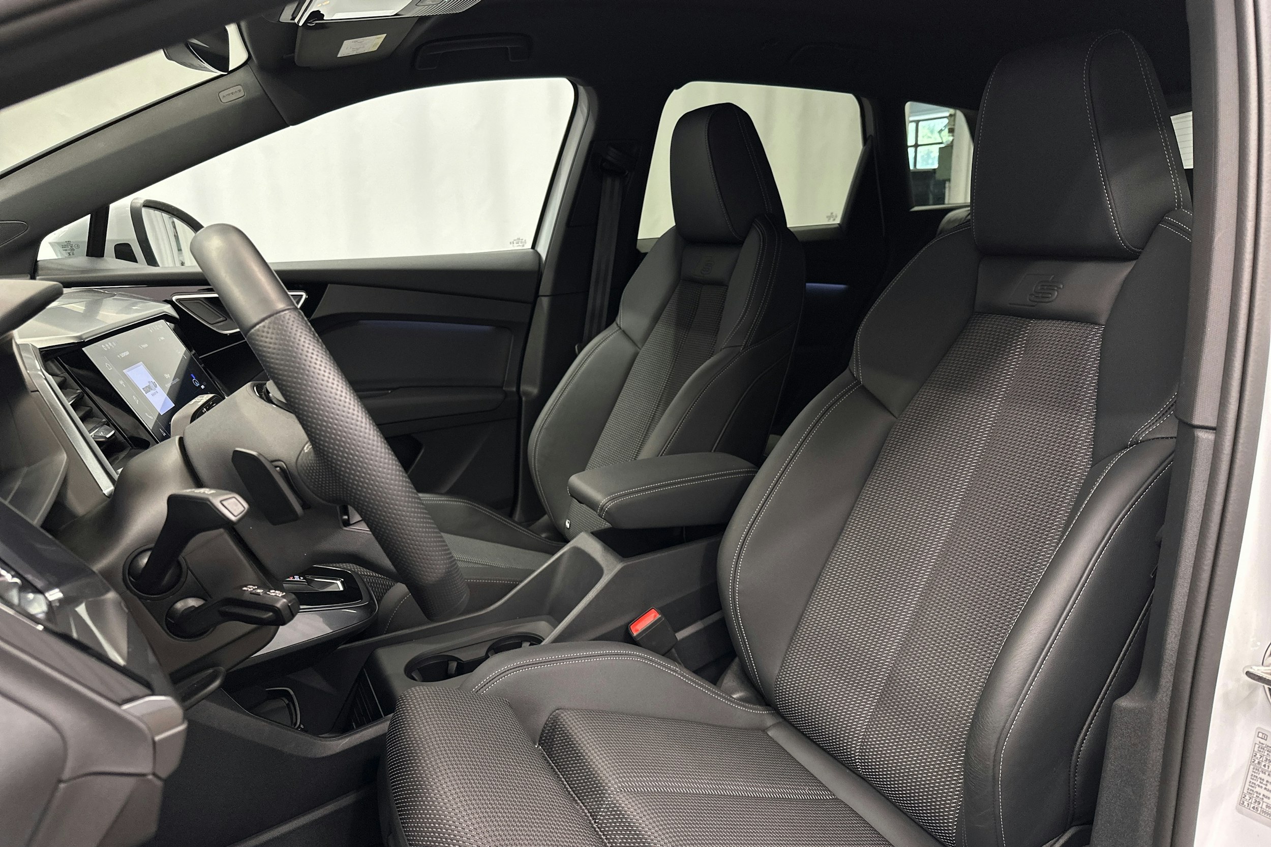 valkoinen Audi Q4 e-tron 2024 kuva 17.