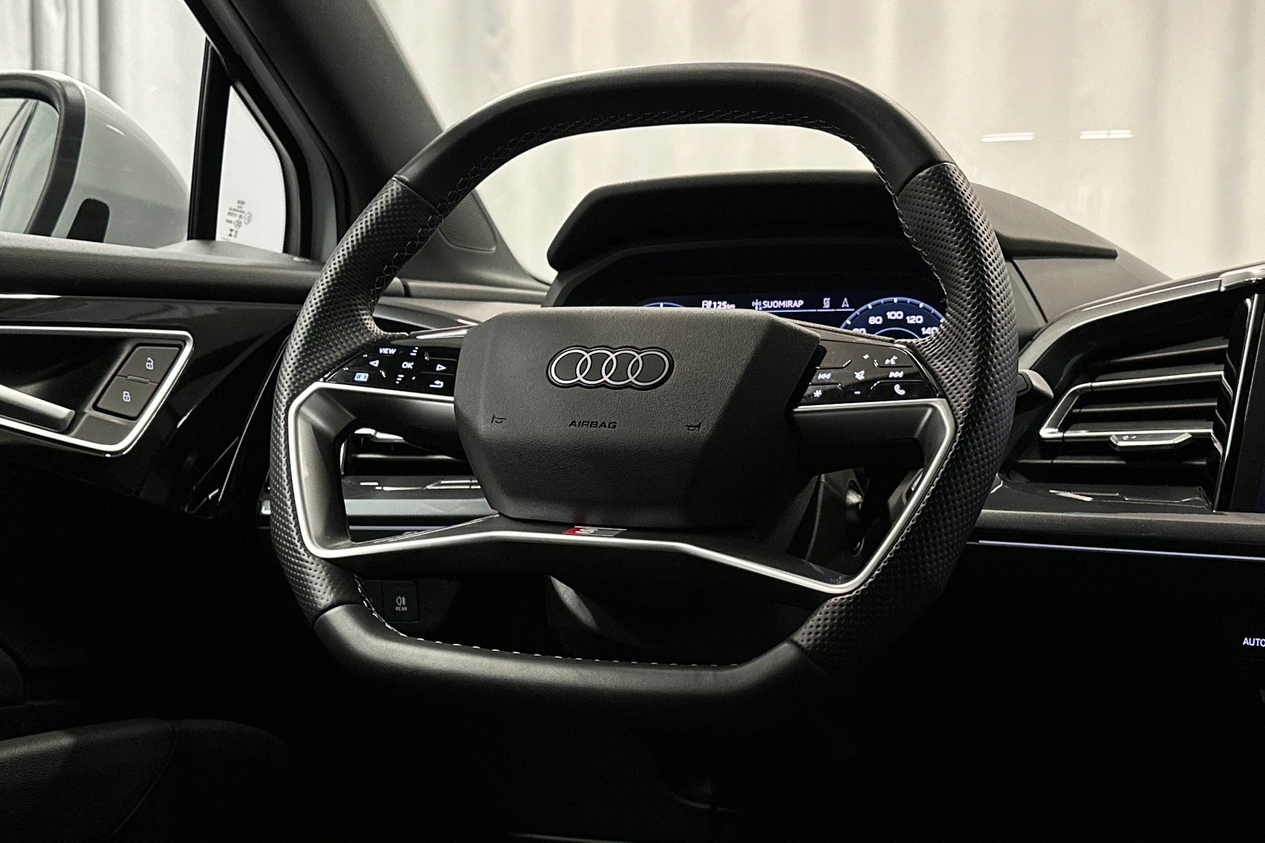 valkoinen Audi Q4 e-tron 2024 kuva 18.