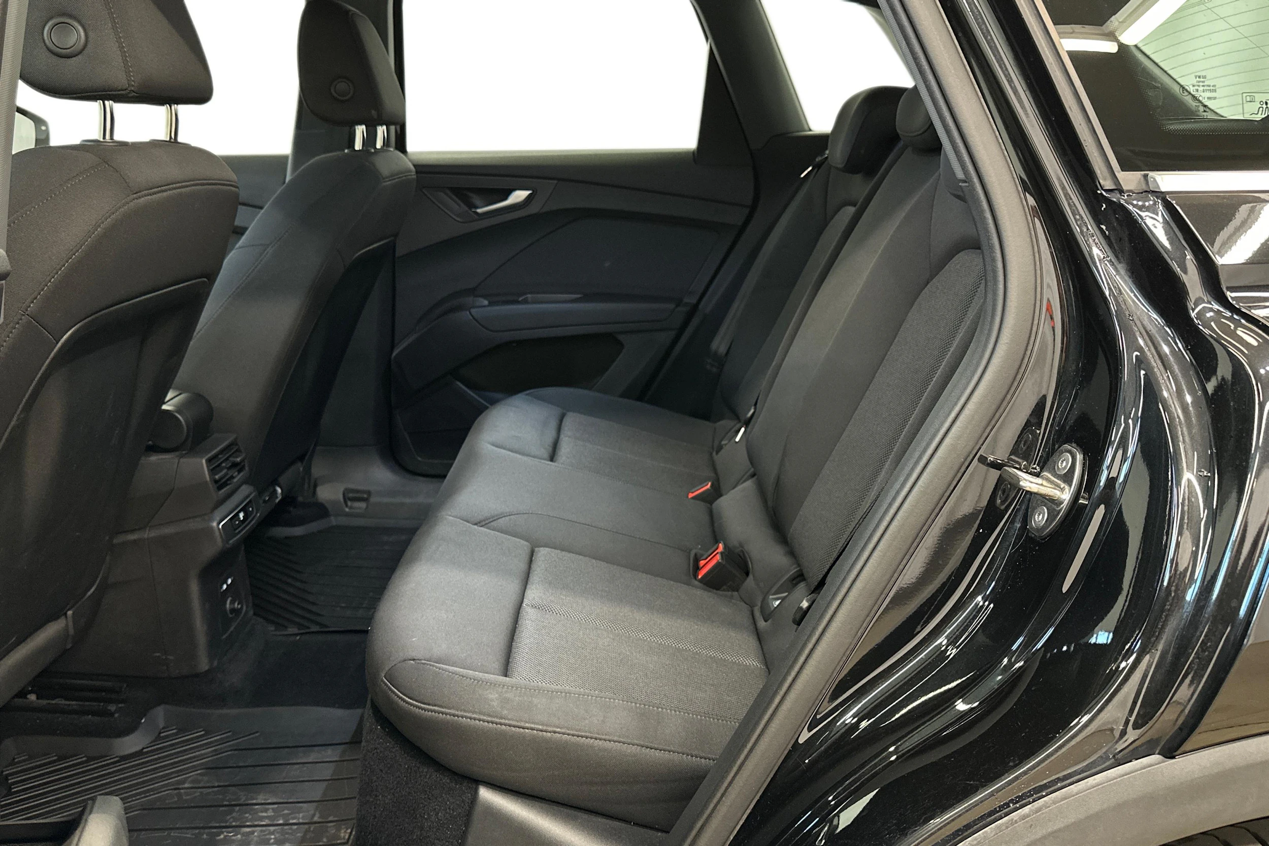 musta Audi Q4 e-tron 2024 kuva 12.
