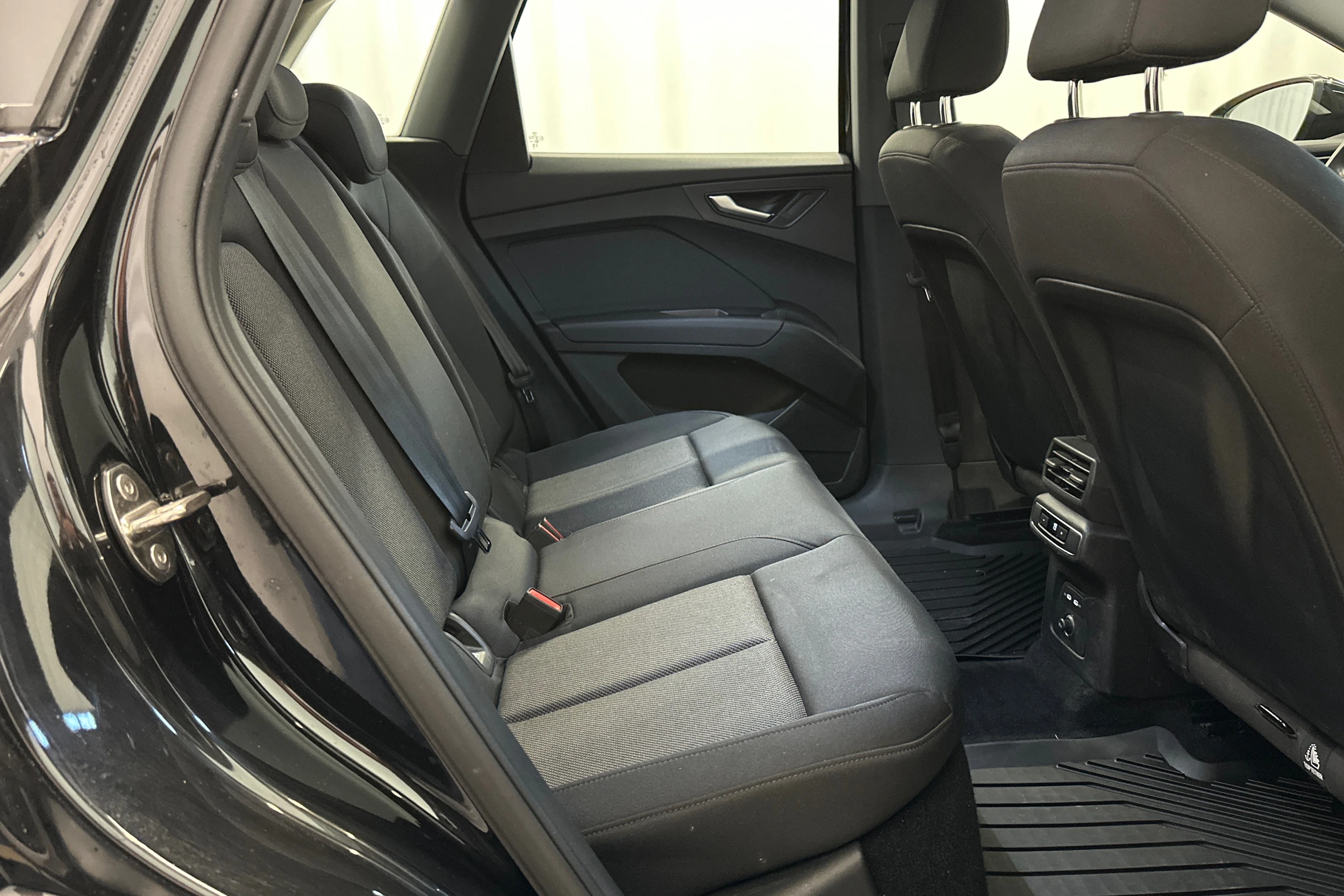 musta Audi Q4 e-tron 2024 kuva 13.
