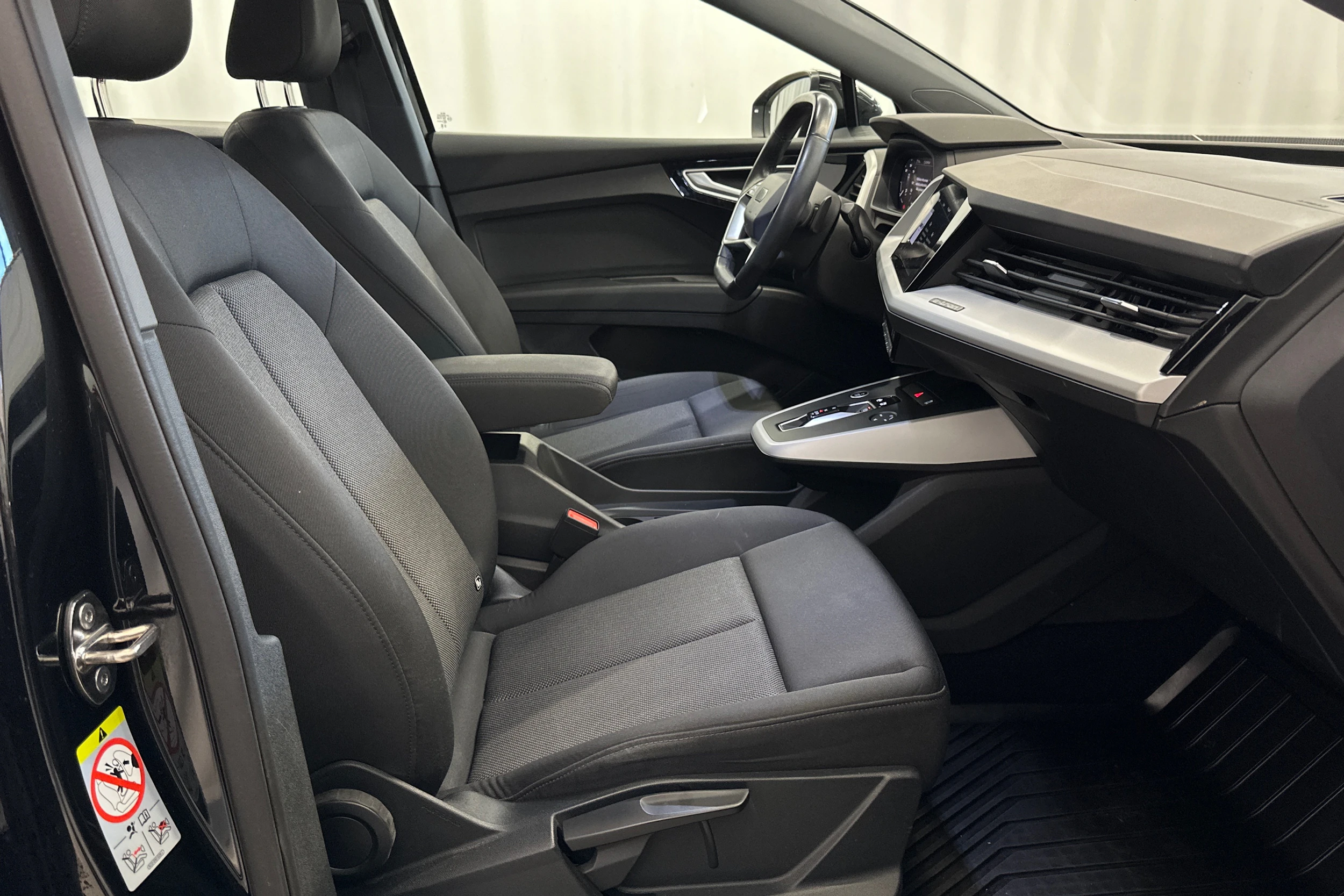 musta Audi Q4 e-tron 2024 kuva 15.