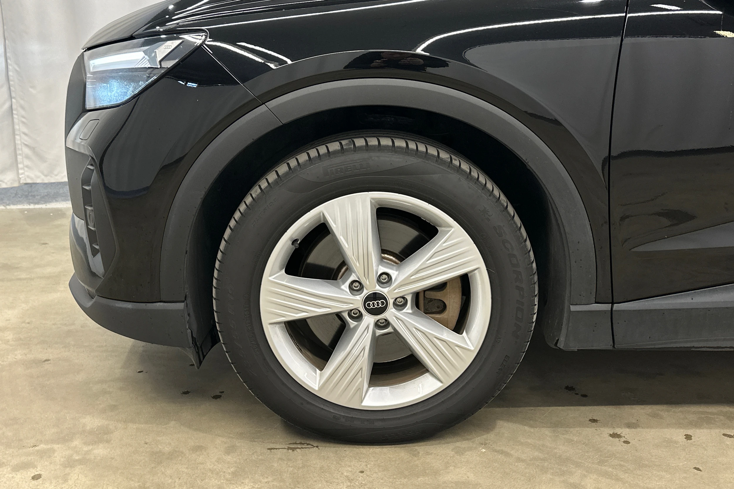 musta Audi Q4 e-tron 2024 kuva 17.