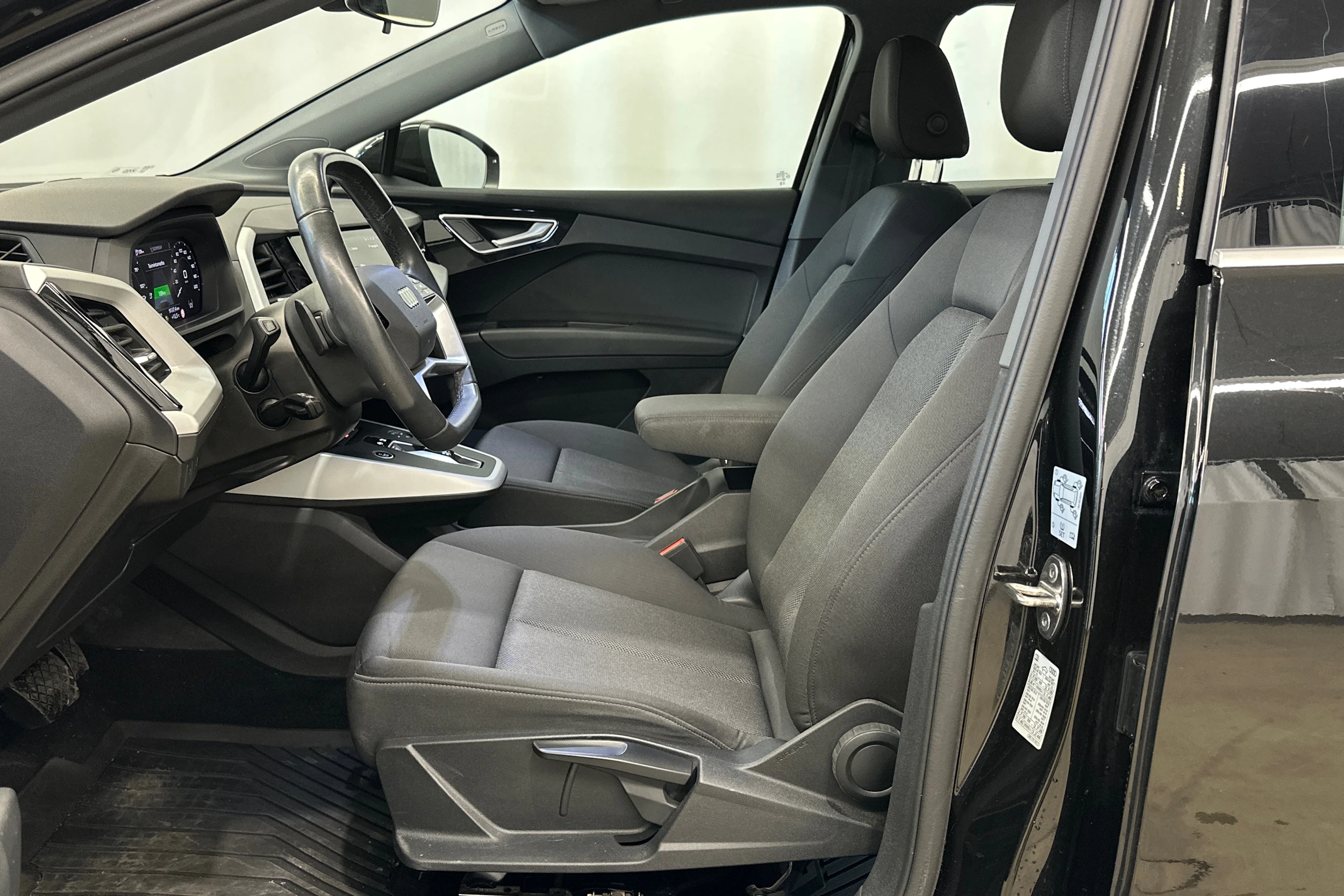 musta Audi Q4 e-tron 2024 kuva 18.
