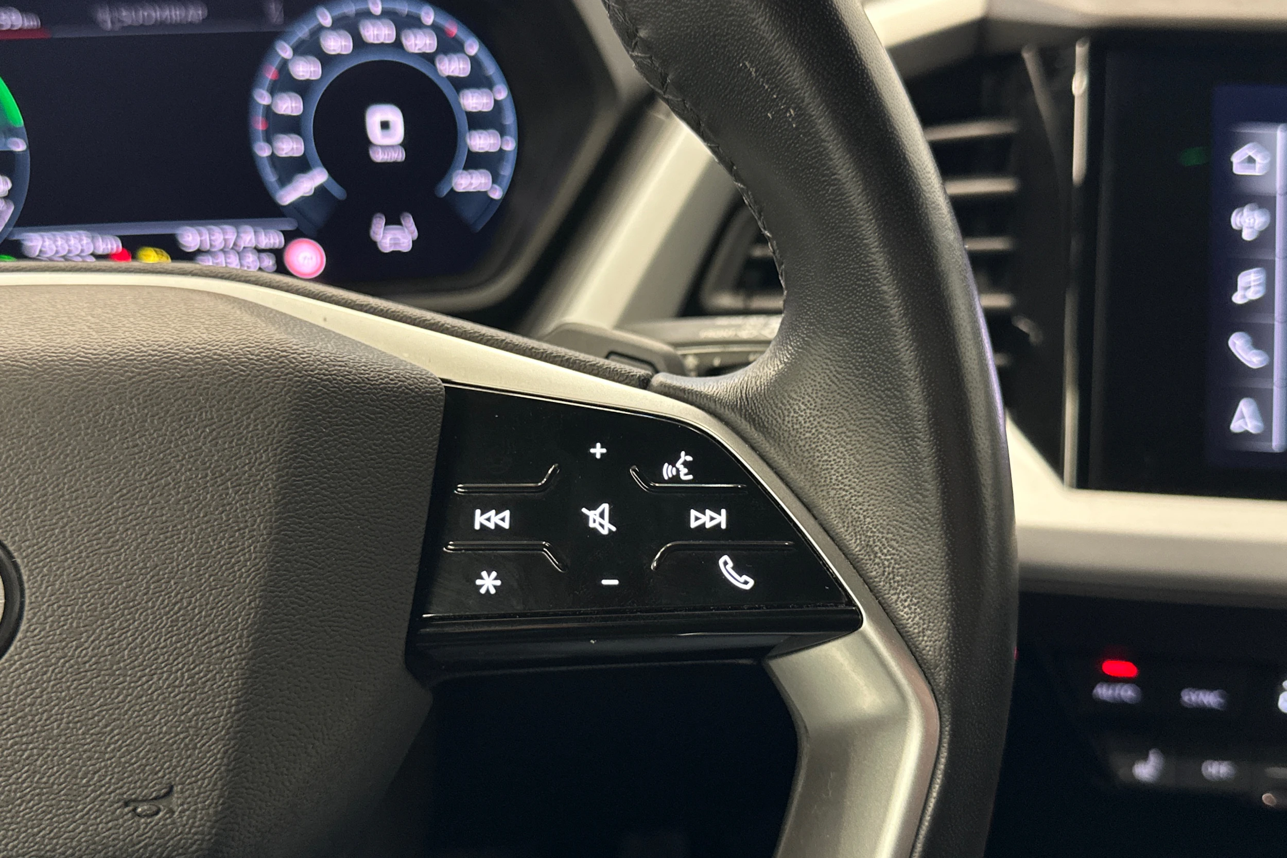 musta Audi Q4 e-tron 2024 kuva 20.