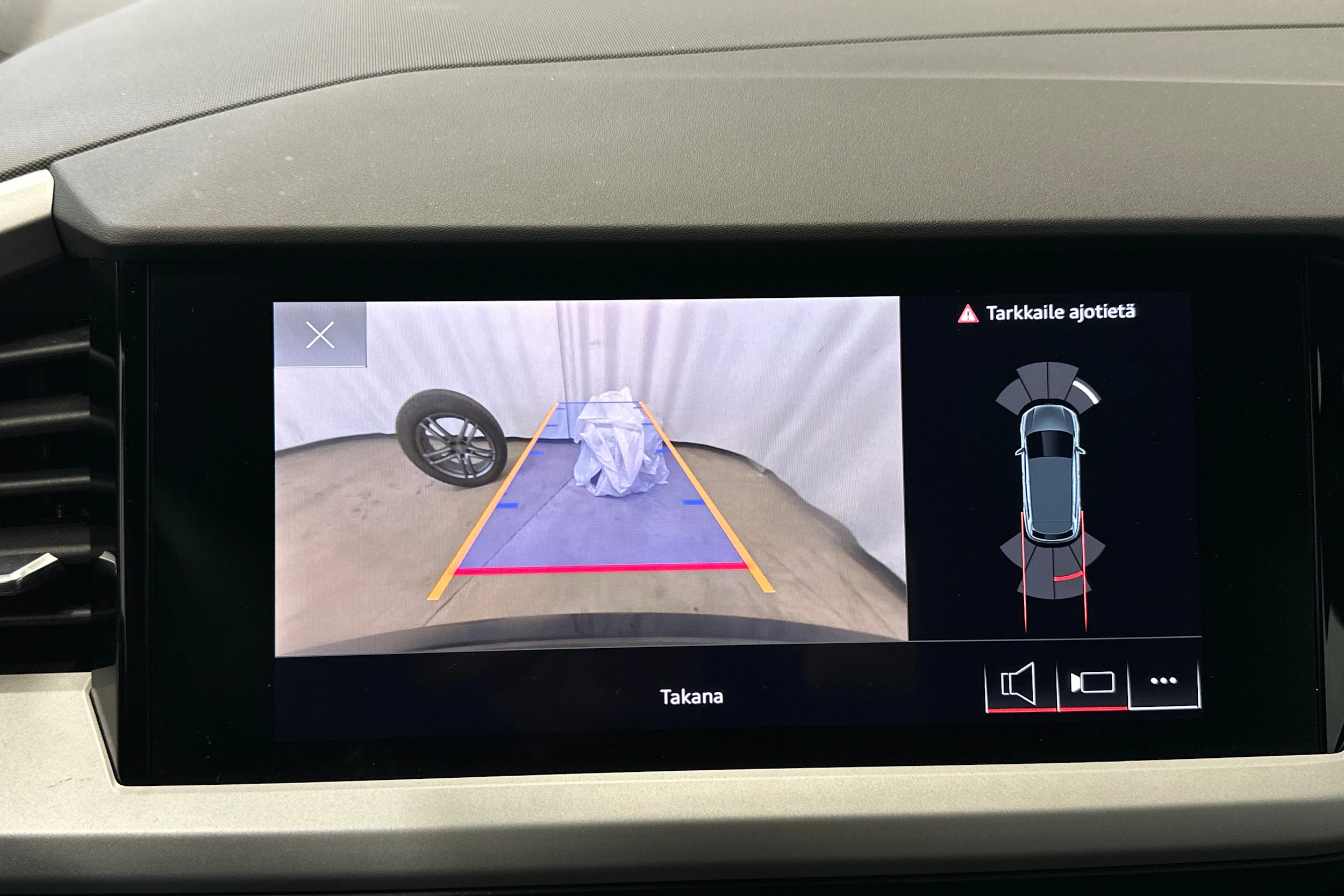 musta Audi Q4 e-tron 2024 kuva 23.