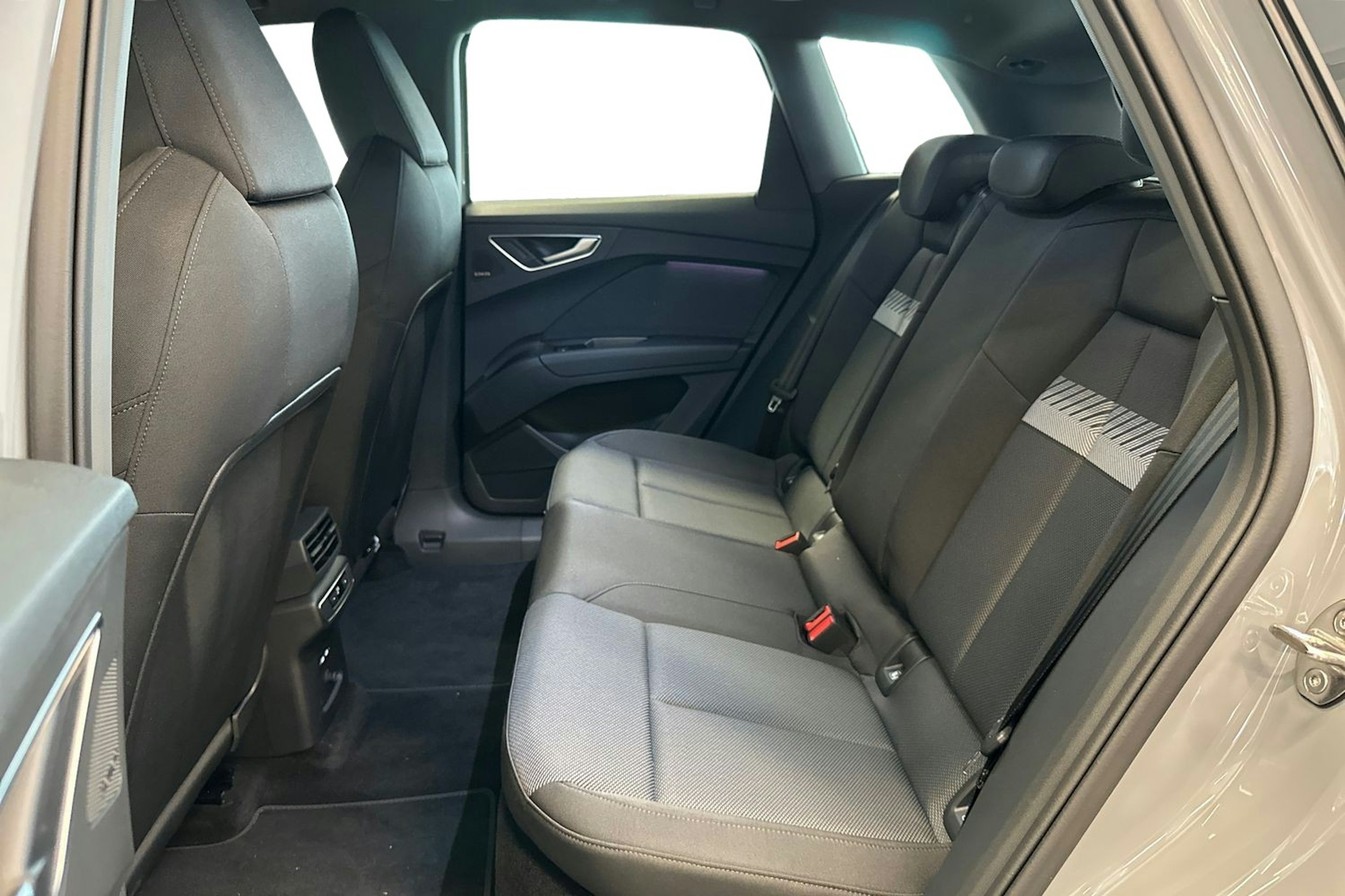 peble stone harmaa Audi Q4 e-tron 2025 kuva 8.