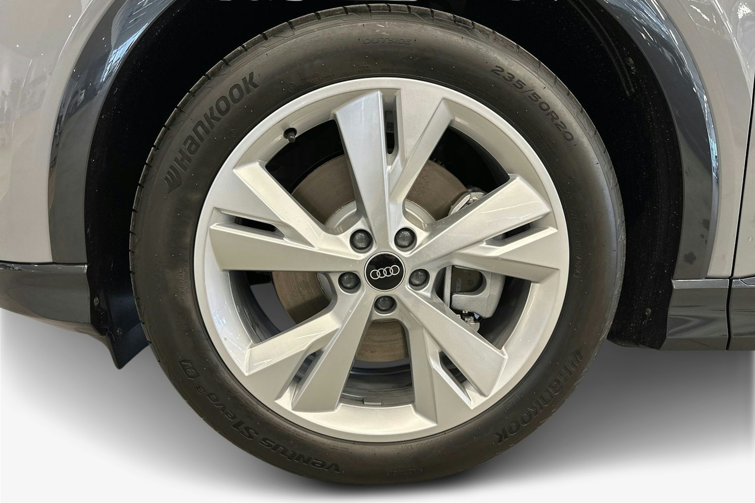 peble stone harmaa Audi Q4 e-tron 2025 kuva 9.