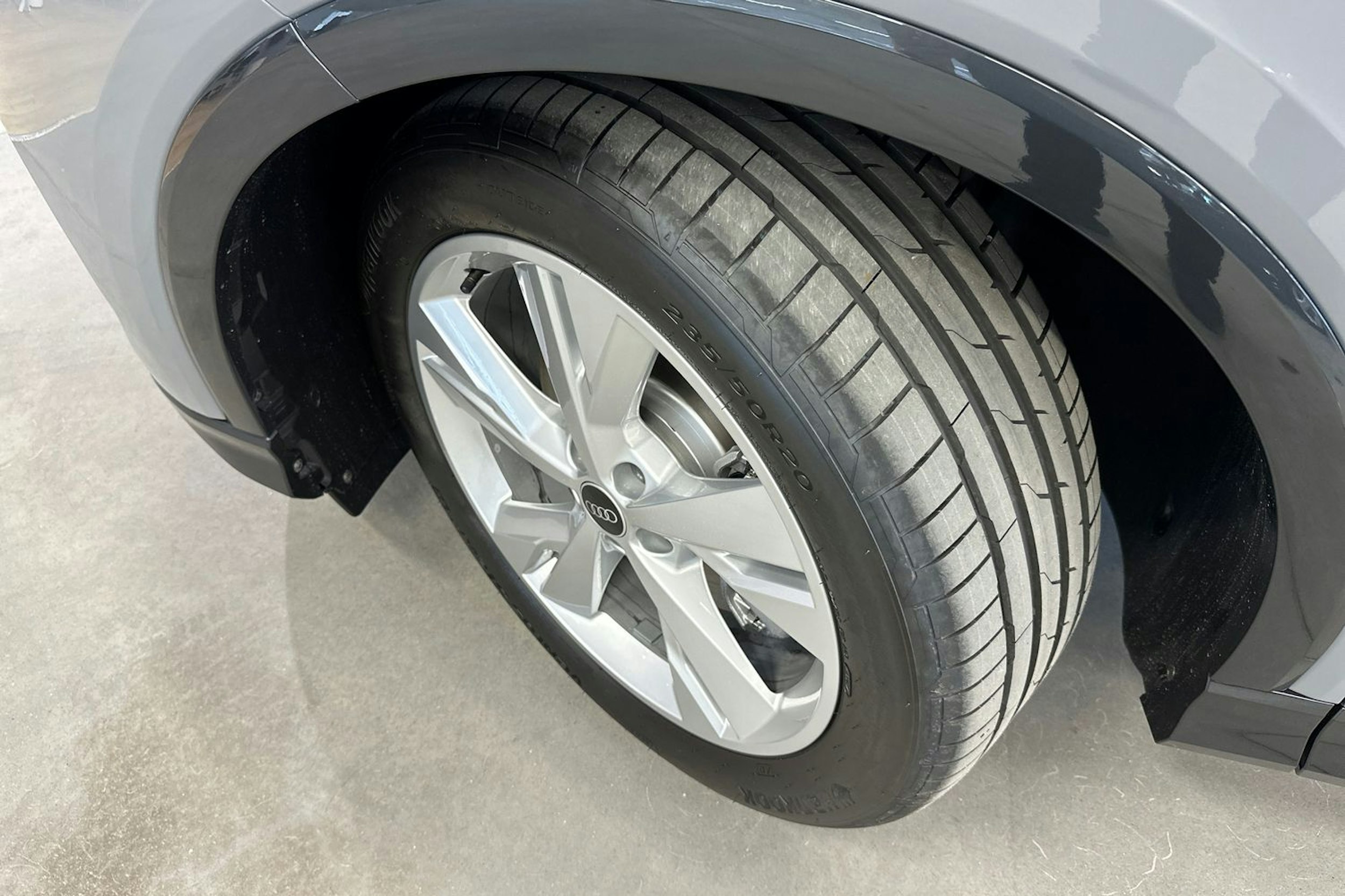 peble stone harmaa Audi Q4 e-tron 2025 kuva 10.