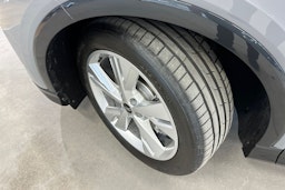 peble stone harmaa Audi Q4 e-tron 2025 kuva 10.