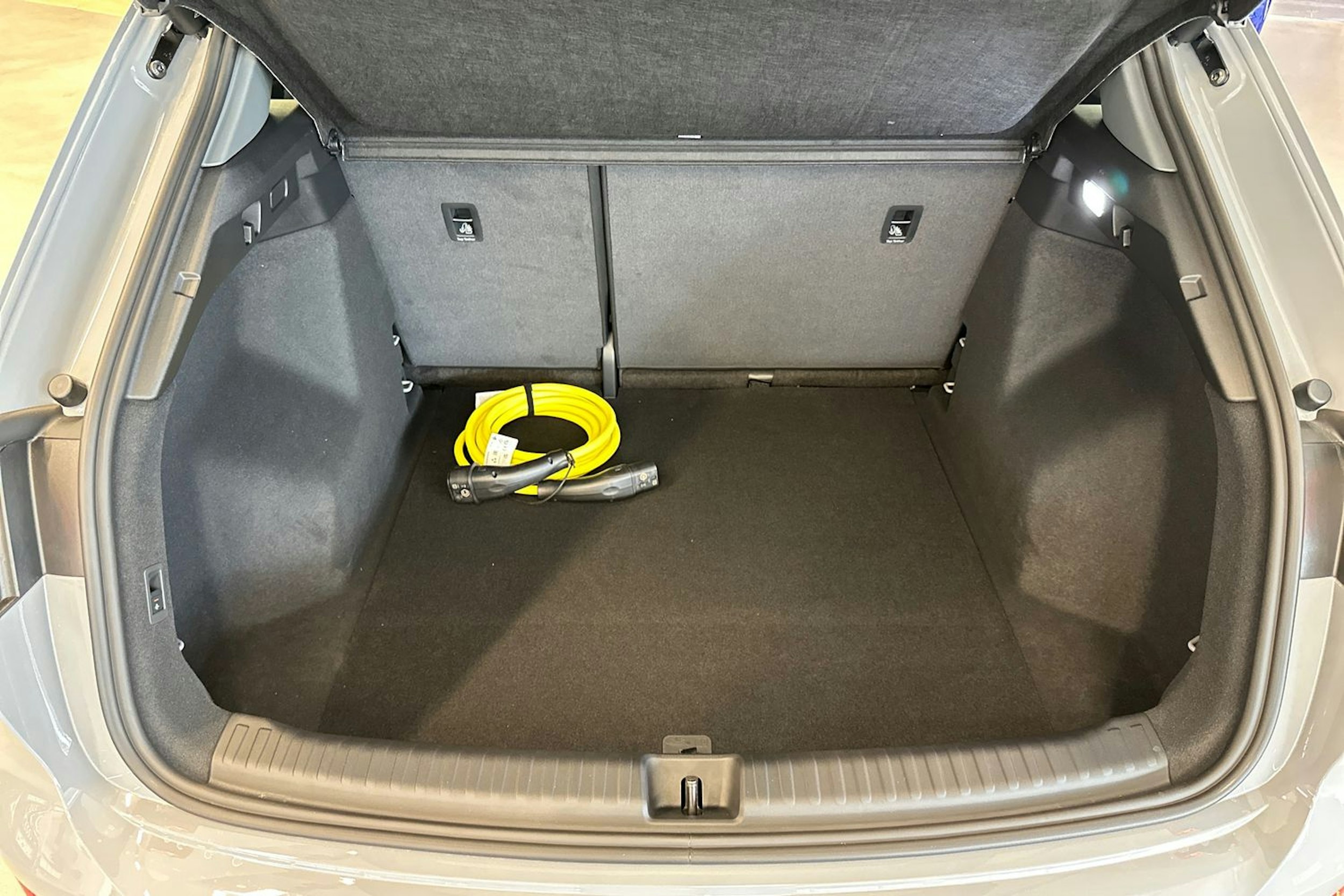 peble stone harmaa Audi Q4 e-tron 2025 kuva 11.